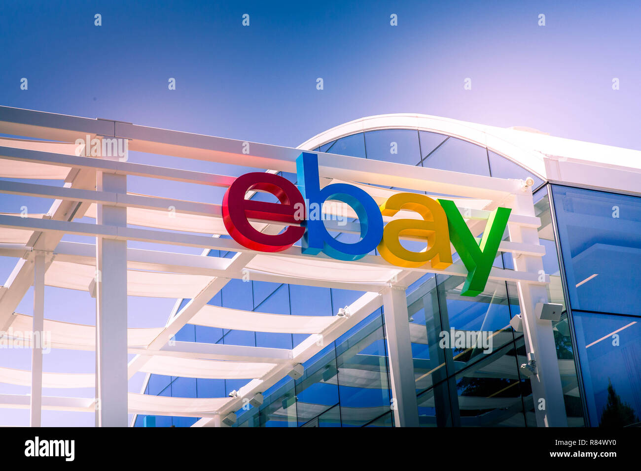 San Jose, Kalifornien, USA - 21. Mai 2018: eBay's Headquarters Campus, Welcome Center namens Main Street. eBay Inc. ist ein weltweit führendes Unternehmen im e-commerce Stockfoto