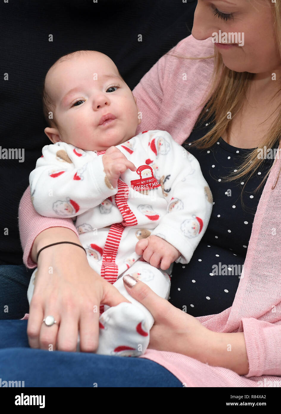 Emily James mit Ihrem zwei Monate alten Sohnes Harvey an ihrem Haus in Upper Cambourne, Cambridgeshire. Stockfoto