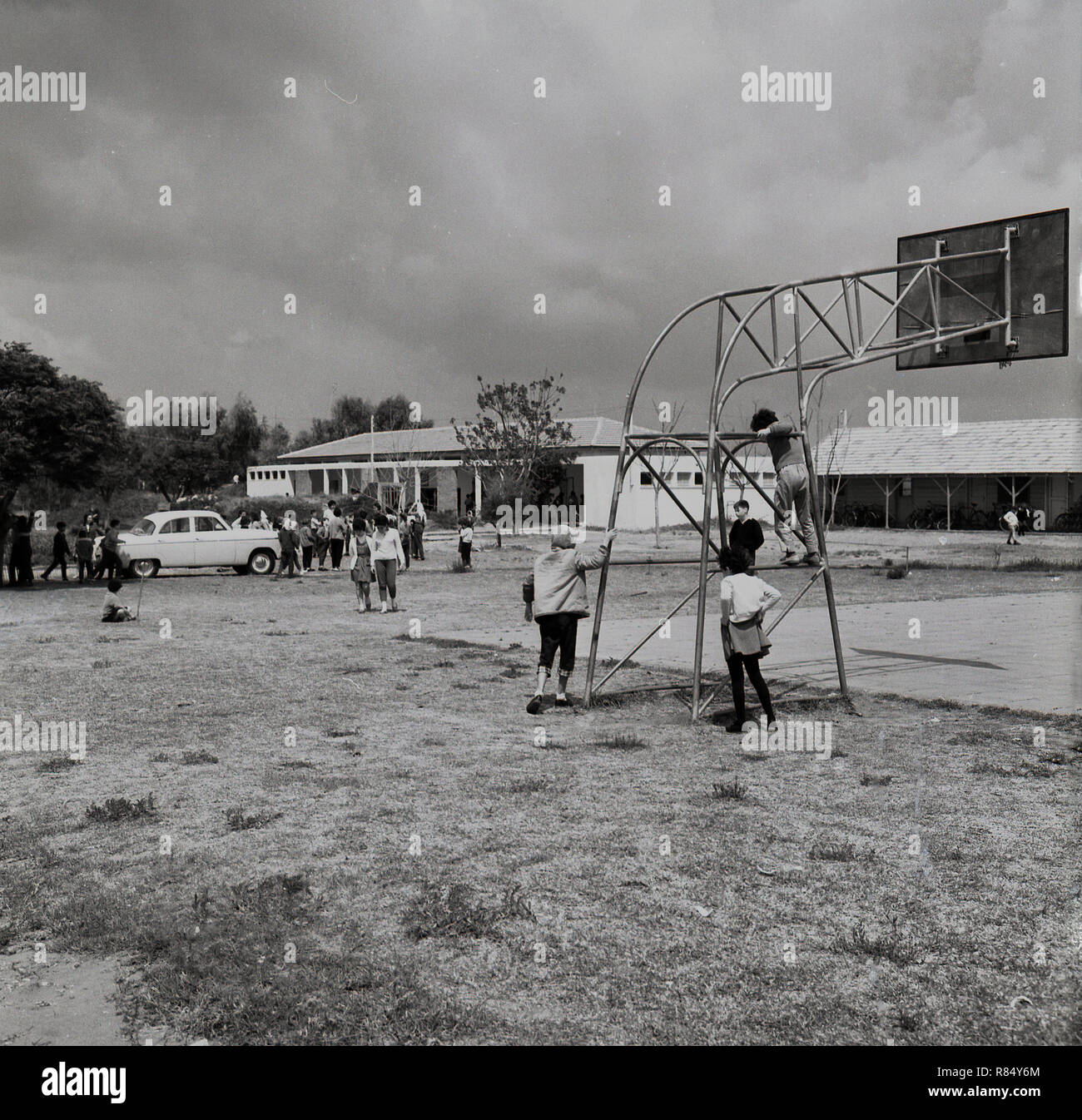 1960, historische, Schulkinder und nicht im Rahmen einer Basketball net, Israel zu spielen. Stockfoto