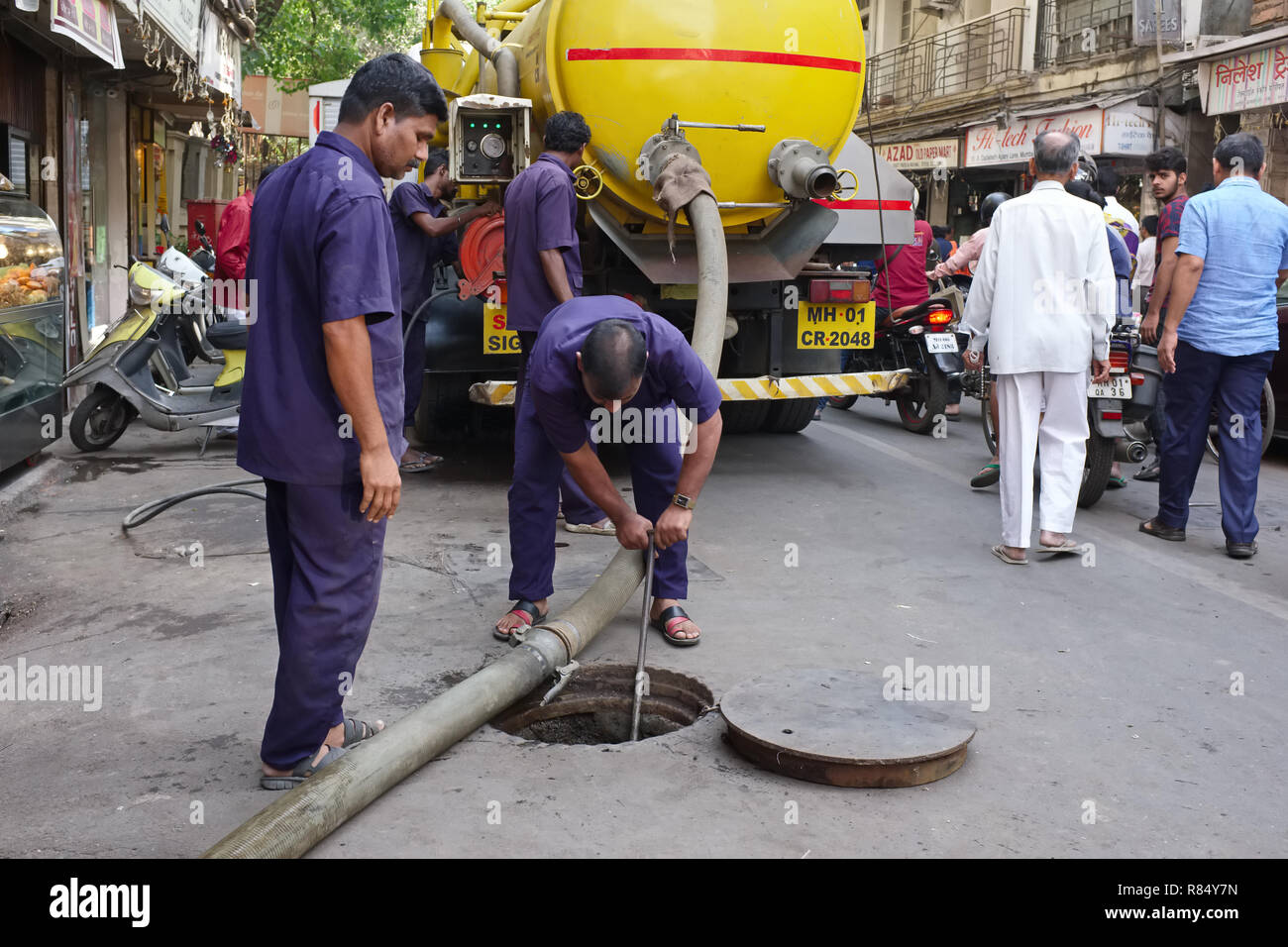 Städtische Arbeiter in Mumbai, Indien, Reinigung der Kanalisation Stockfoto