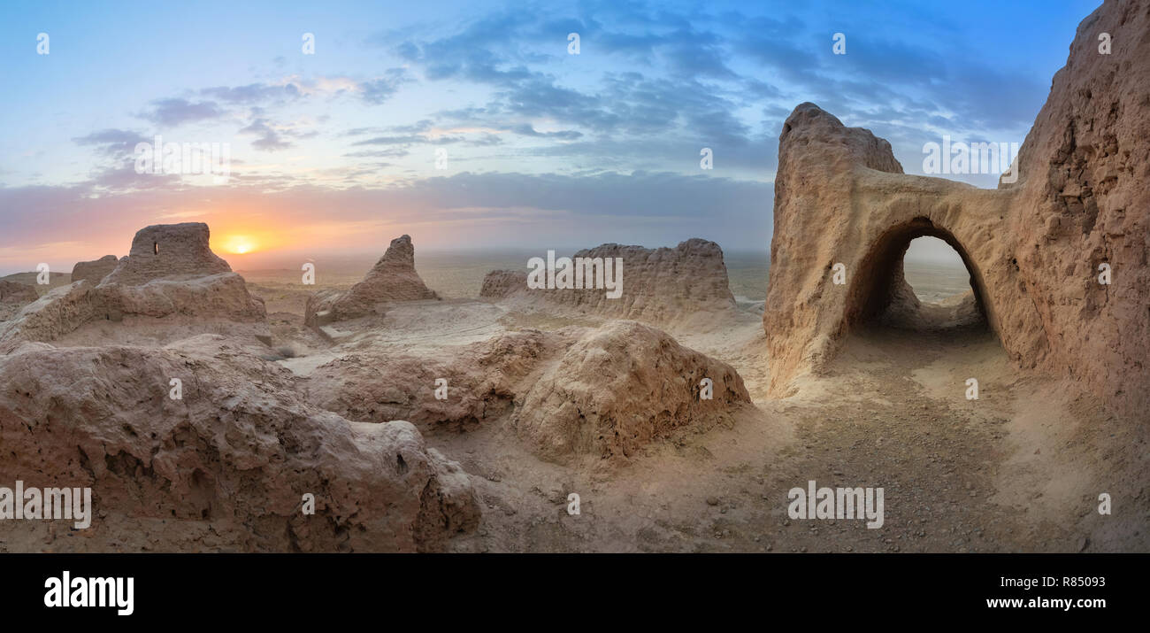 Panoramablick auf verlassenen Ruinen der alten Festung Ayaz Kala in Khorezm Kyzylkum Wüste, Usbekistan Stockfoto