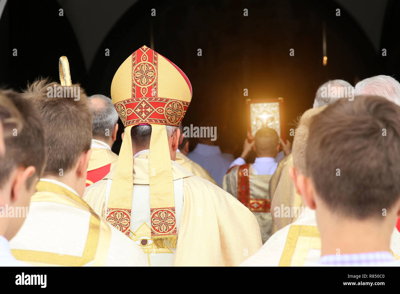 Der Bischof in der Kirche während der Zeremonie Stockfoto
