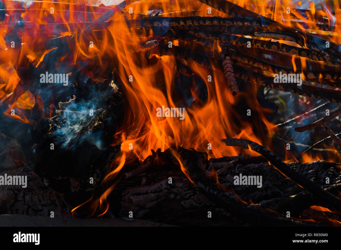 Brennen von Brennholz. Feuer Hintergrund mit roten Flamme Stockfoto