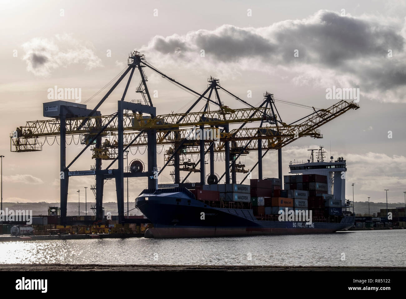 Krane in einem Hafen entladen ein Tanker Stockfoto