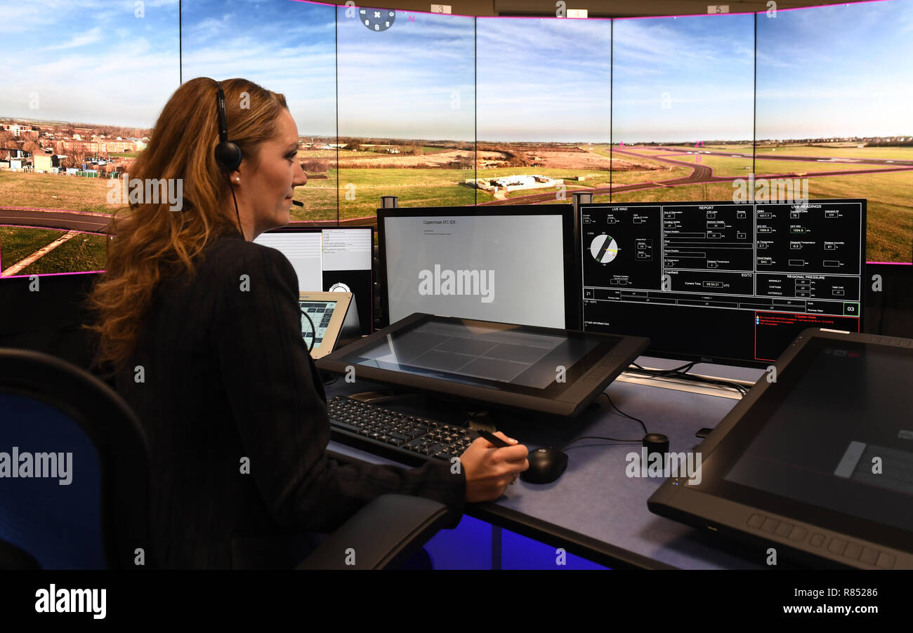 Senior Air Traffic Control Officer Sophie Hayes in der neuen Digital Air Traffic Control Tower am Flughafen Cranfield in Bedfordshire, der erste seiner Art in Betrieb genommen und der Zivilluftfahrtbehörde in Großbritannien genehmigt werden. Stockfoto