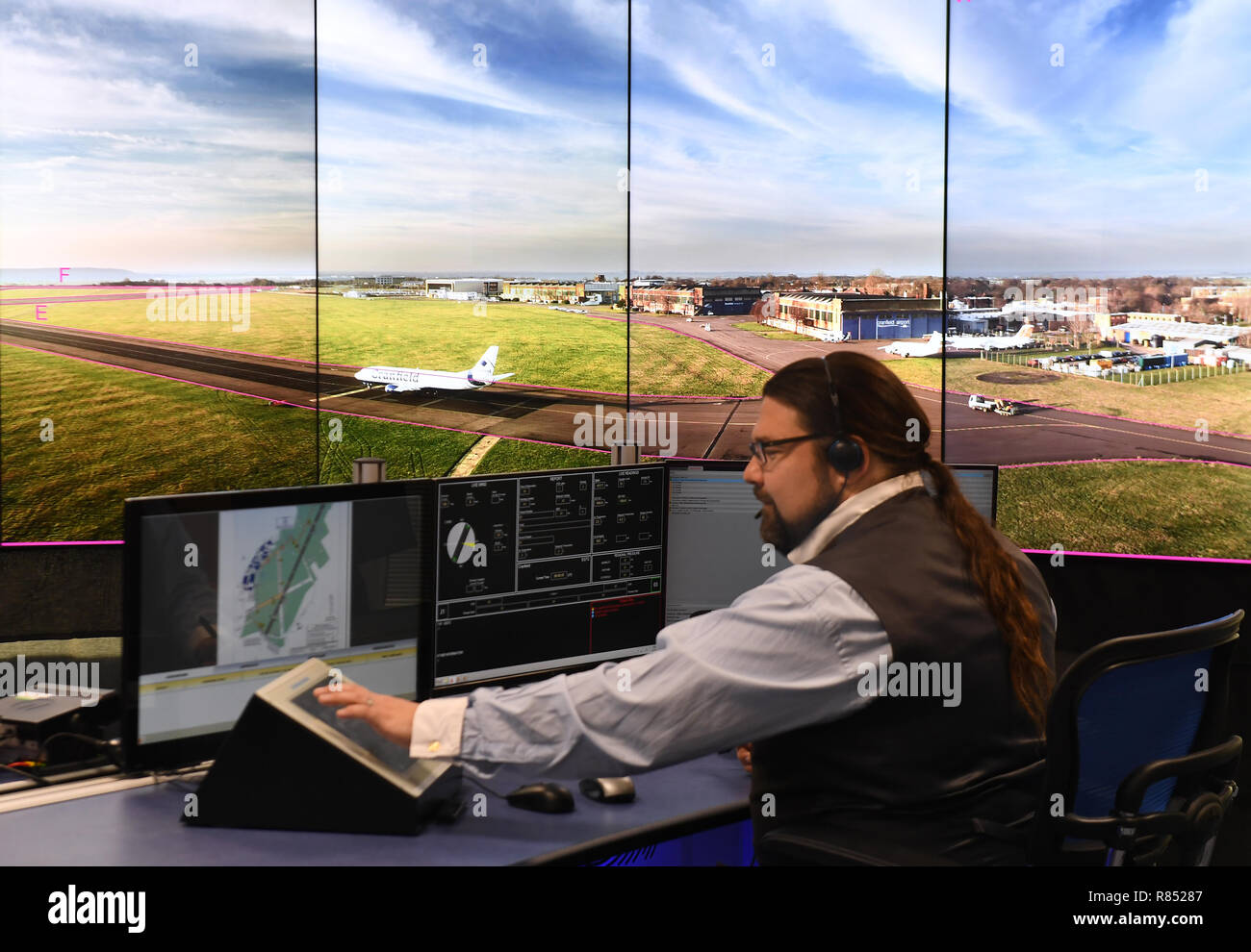Air traffic controller Rafe Bickley in der neuen Digital Air Traffic Control Tower am Flughafen Cranfield in Bedfordshire, der erste seiner Art in Betrieb genommen und der Zivilluftfahrtbehörde in Großbritannien genehmigt werden. Stockfoto