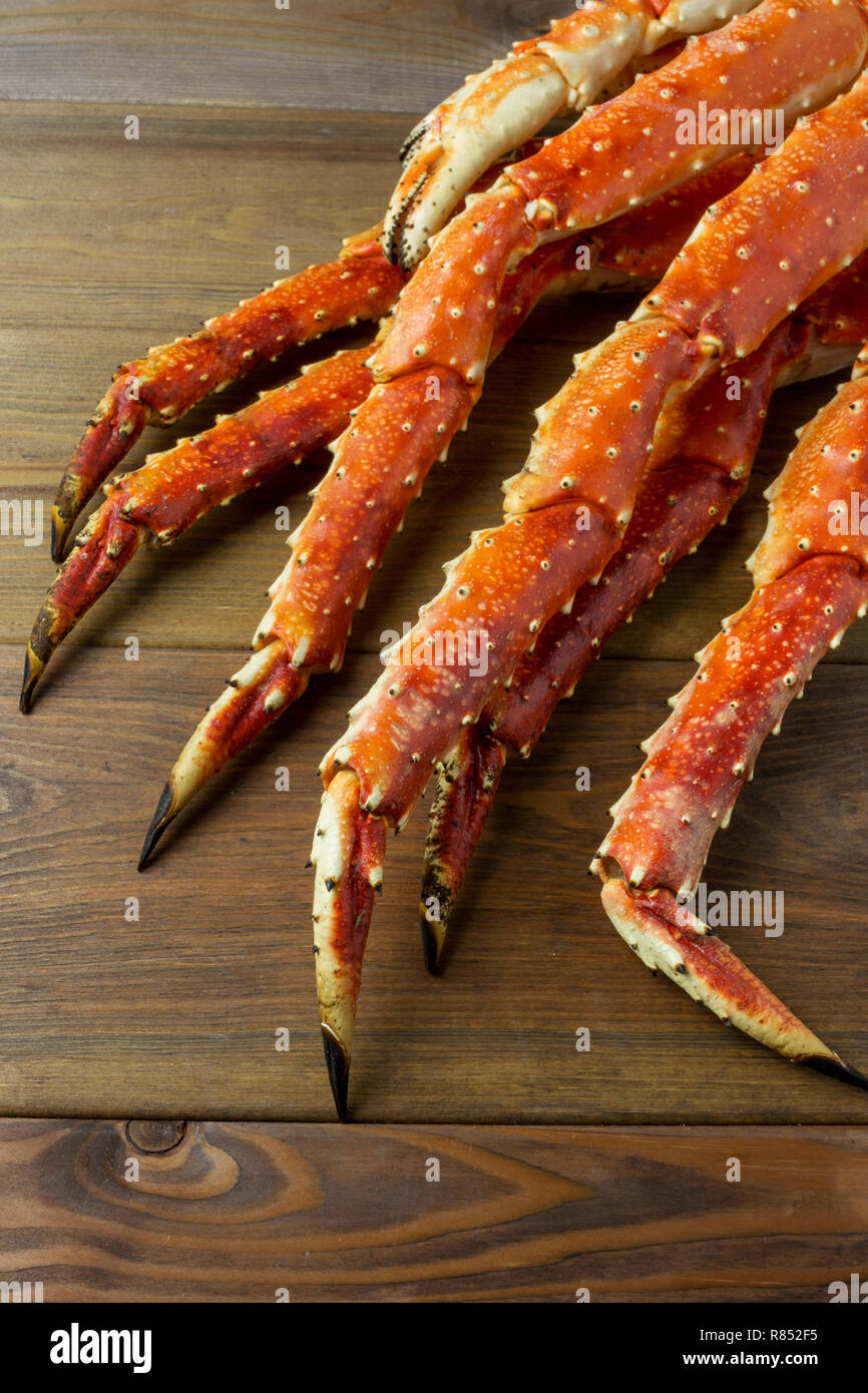 Schmackhafte frische Luxus King Kamtschatka Crab Claw auf hölzernen Hintergrund Stockfoto