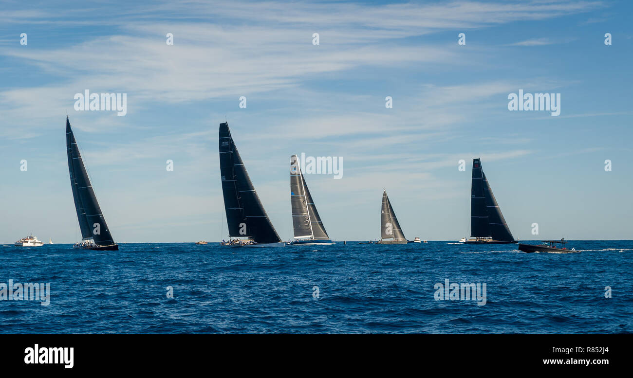 Racing Segelyachten mit schwarzen Segeln im Mittelmeer. Regatta Saint-Tropez, Frankreich. Stockfoto
