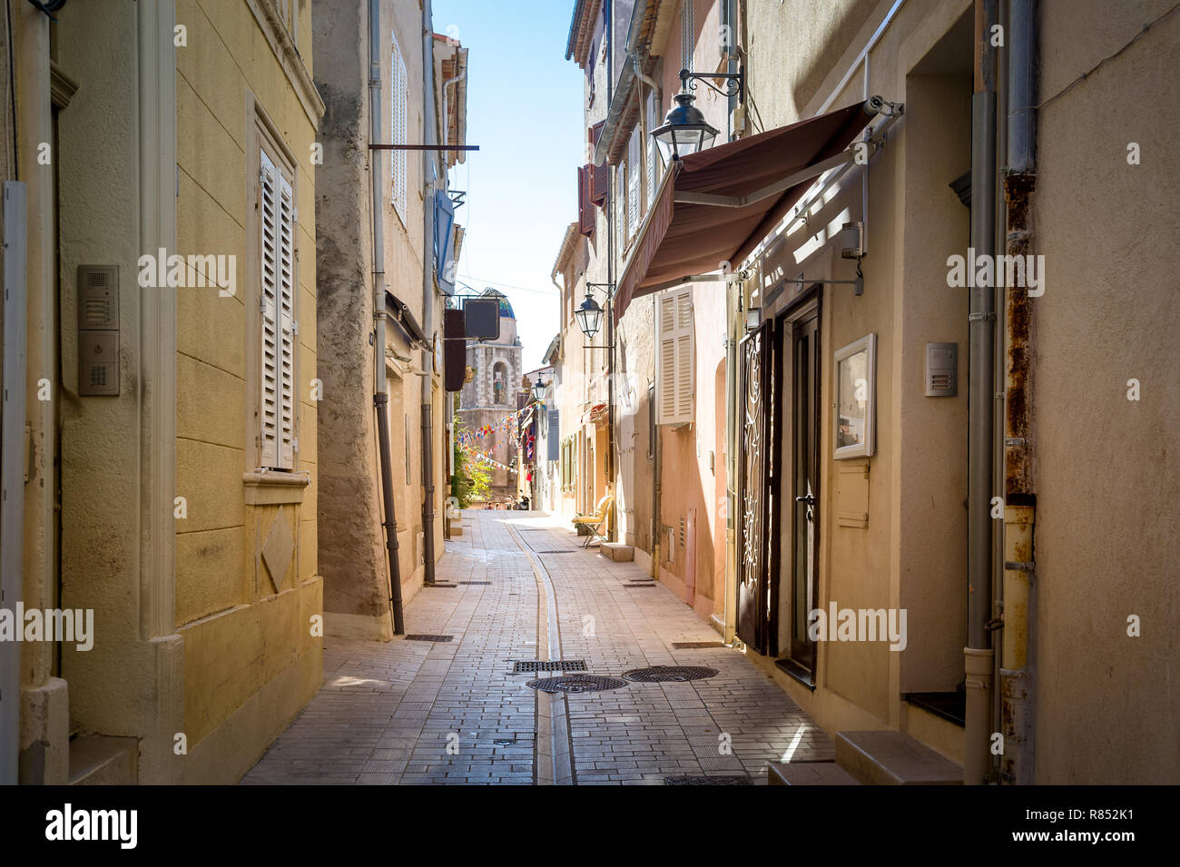 Die engen Gassen der Altstadt von Saint-Tropez. Provence Cote d'Azur, Frankreich. Stockfoto
