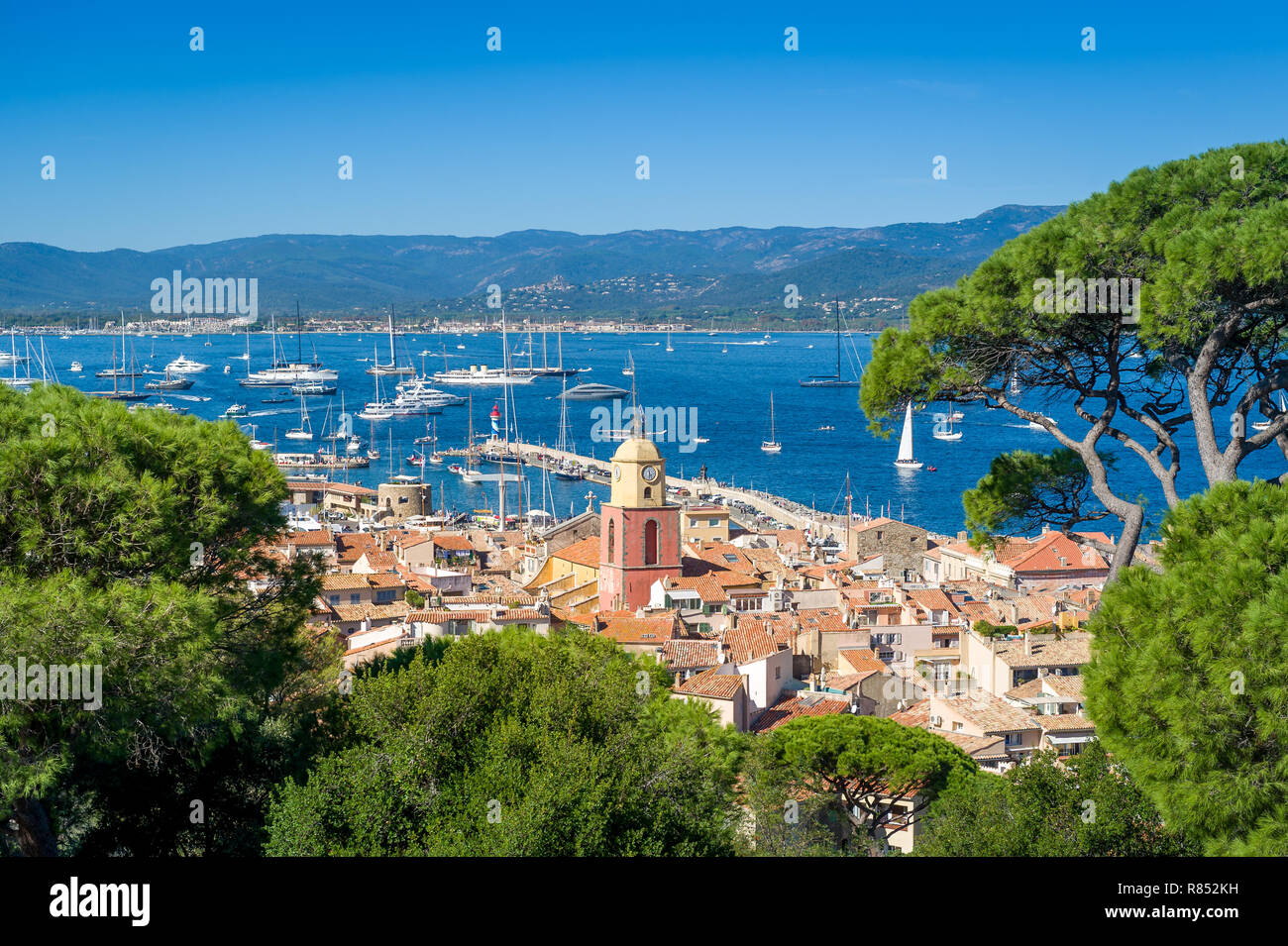Saint-Tropez Altstadt und Yachthafen Blick von der Festung auf dem Hügel. Provence Cote d'Azur, Frankreich. Stockfoto