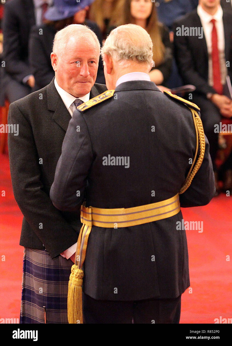 Robert Edwards (links) ist ein OBE (Offizier des Ordens des Britischen Empire) vom Prinzen von Wales (rechts) am Buckingham Palace. Stockfoto