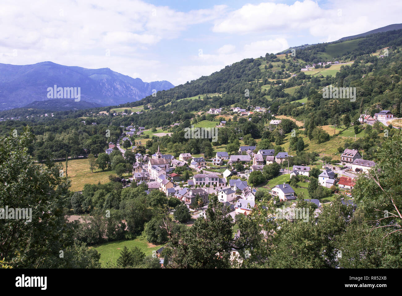 Das Dorf Baucens in den Pyrenäen. Abteilung der Hautes-Pyrenees. Frankreich. Stockfoto