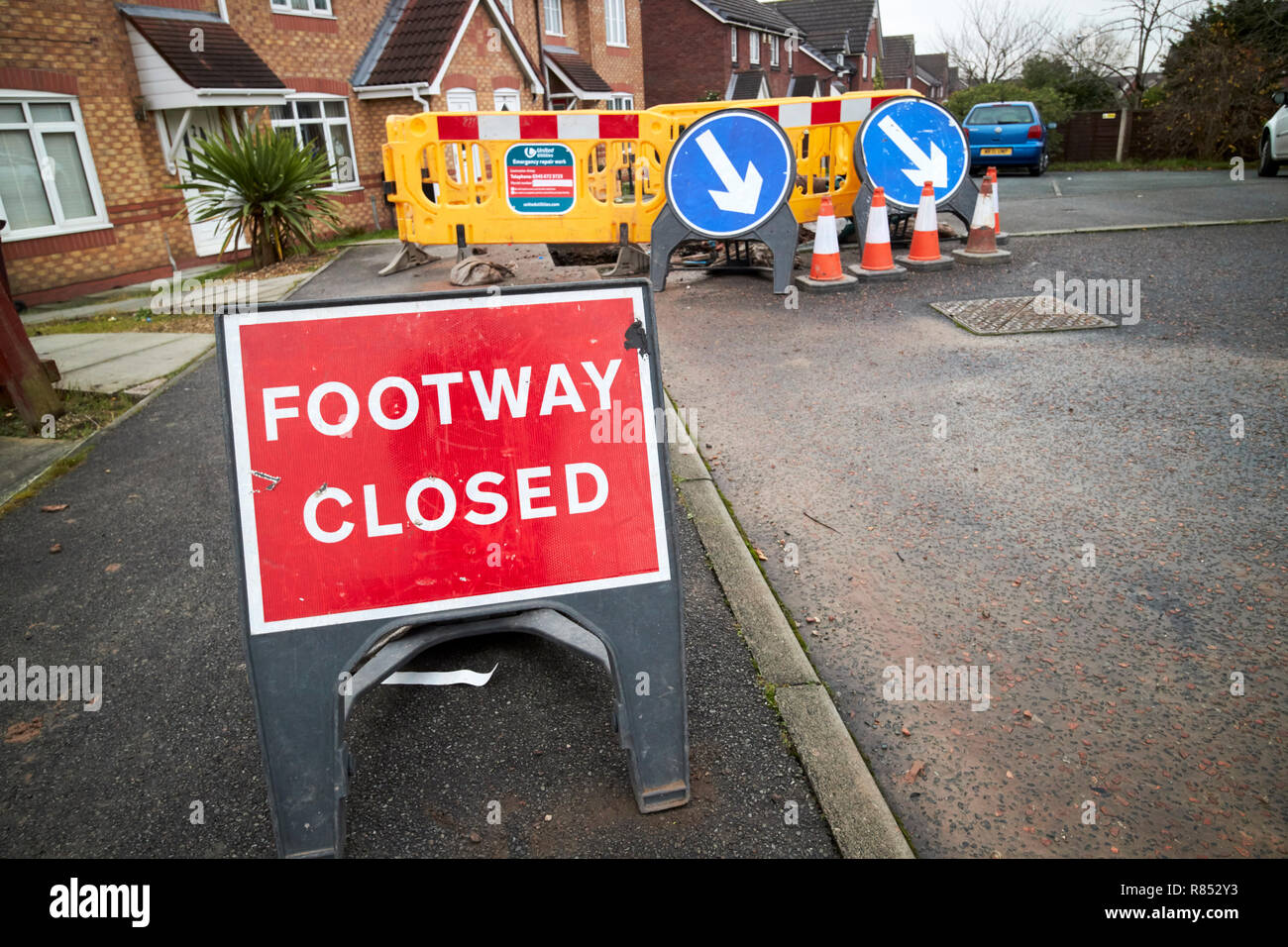 Footway Fußweg für Notfallwerkzeug, Reparaturen an einer Wohnsiedlung in Merseyside England Großbritannien geschlossen. Stockfoto