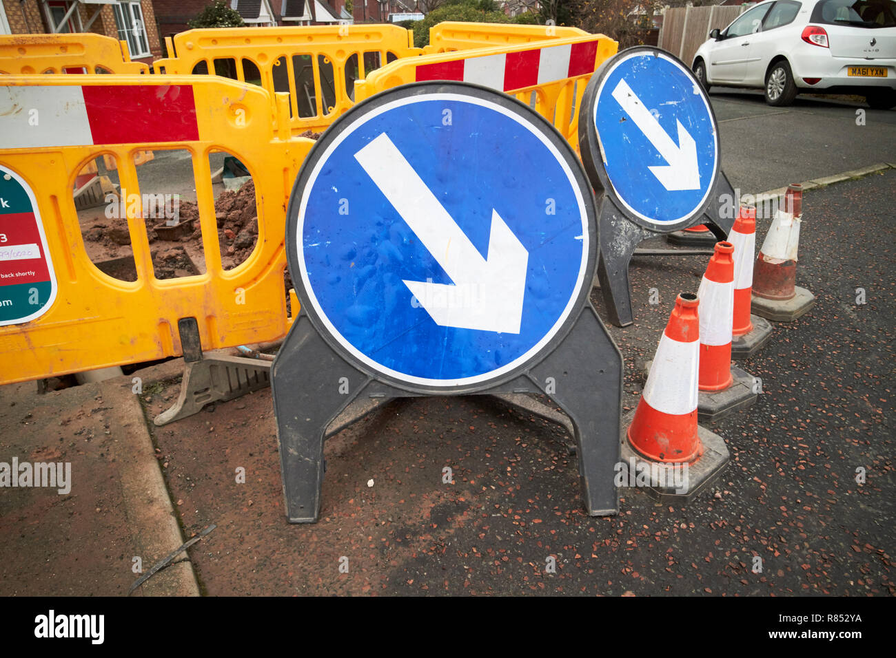 Not Hindernisse blockiert footway Fußweg für Notfallwerkzeug, Reparaturen geschlossen auf einer Wohnsiedlung in Merseyside England Großbritannien Stockfoto