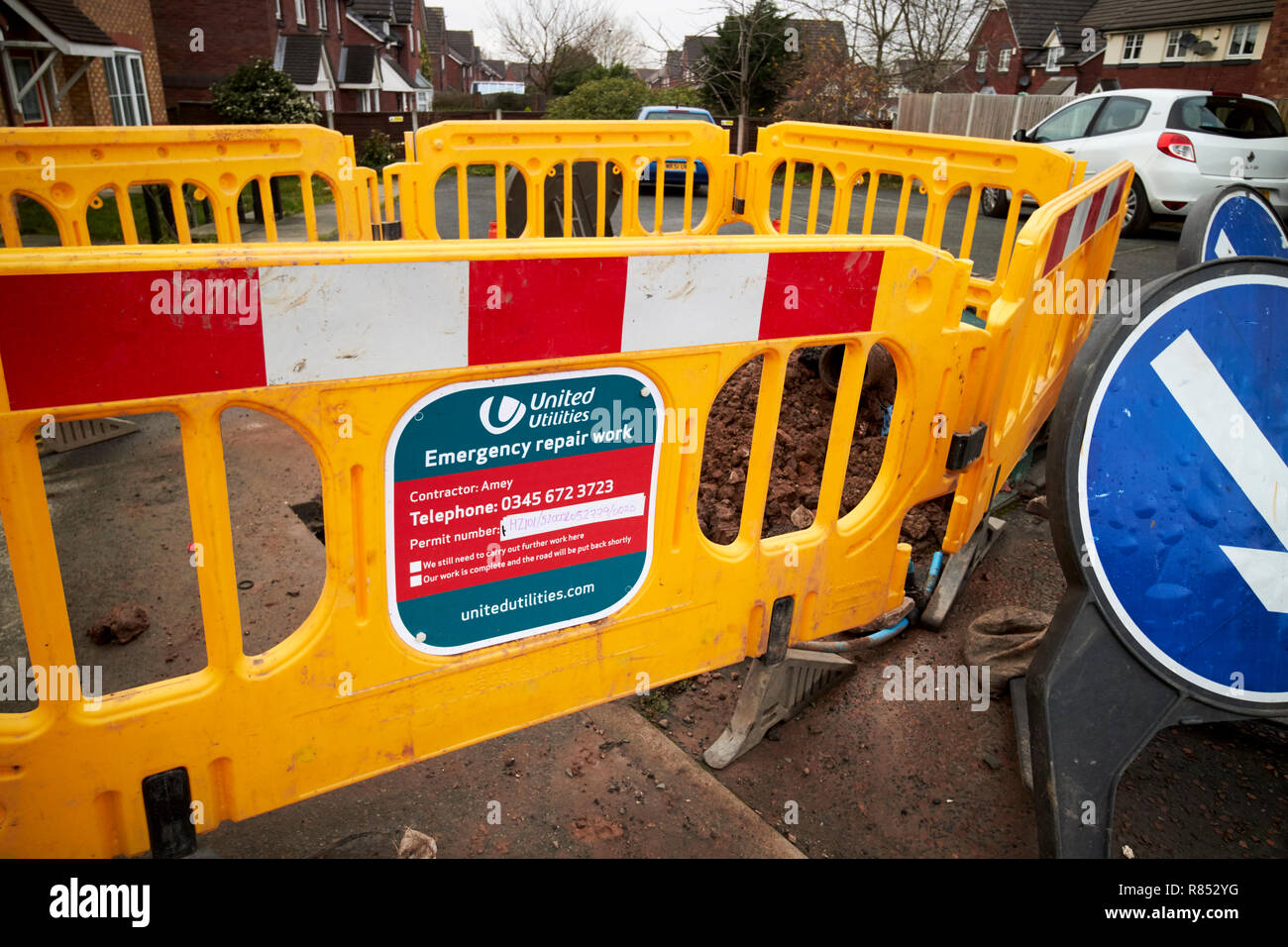 Not Hindernisse blockiert footway Fußweg für Notfallwerkzeug, Reparaturen geschlossen auf einer Wohnsiedlung in Merseyside England Großbritannien Stockfoto
