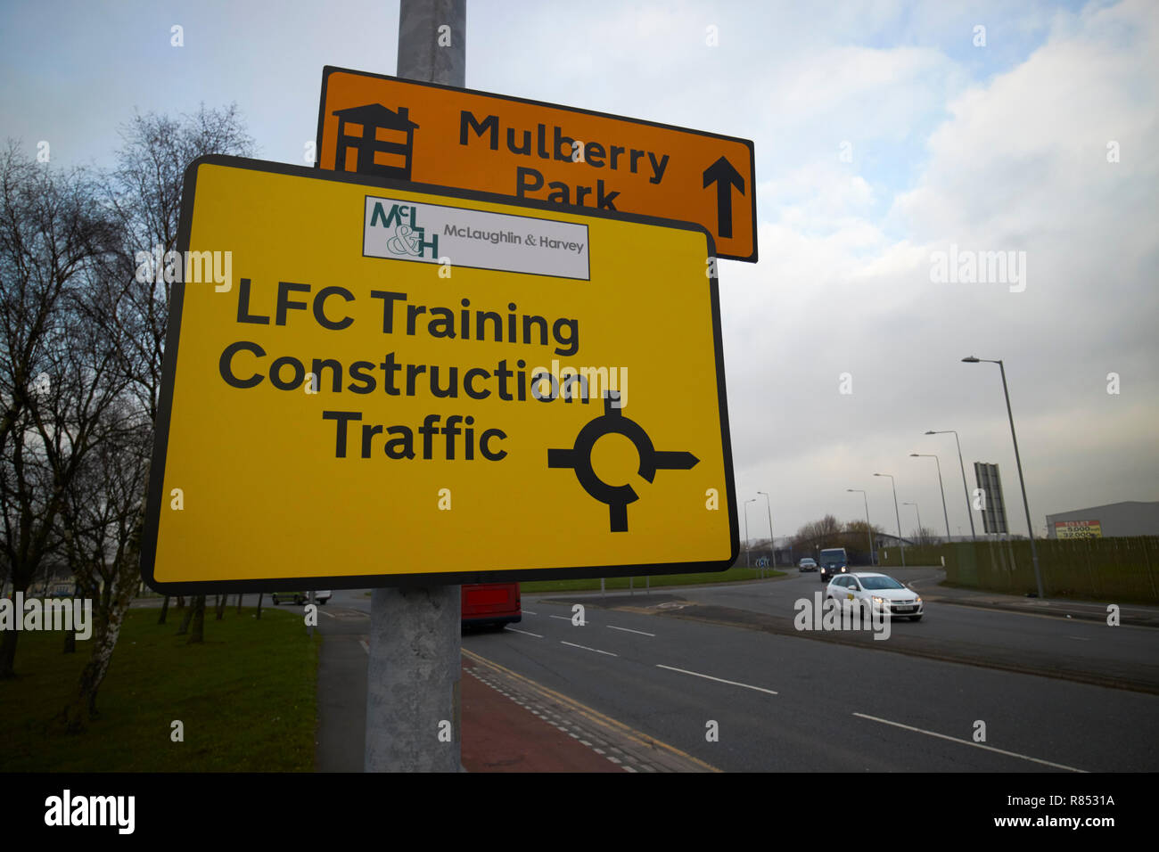 Temporäre Straße Richtung Anzeichen für den Bau Verkehr auf Liverpool Fußball Vereine neue Ausbildungsmöglichkeiten in Knowsley Kirkby Merseyside England Großbritannien Stockfoto