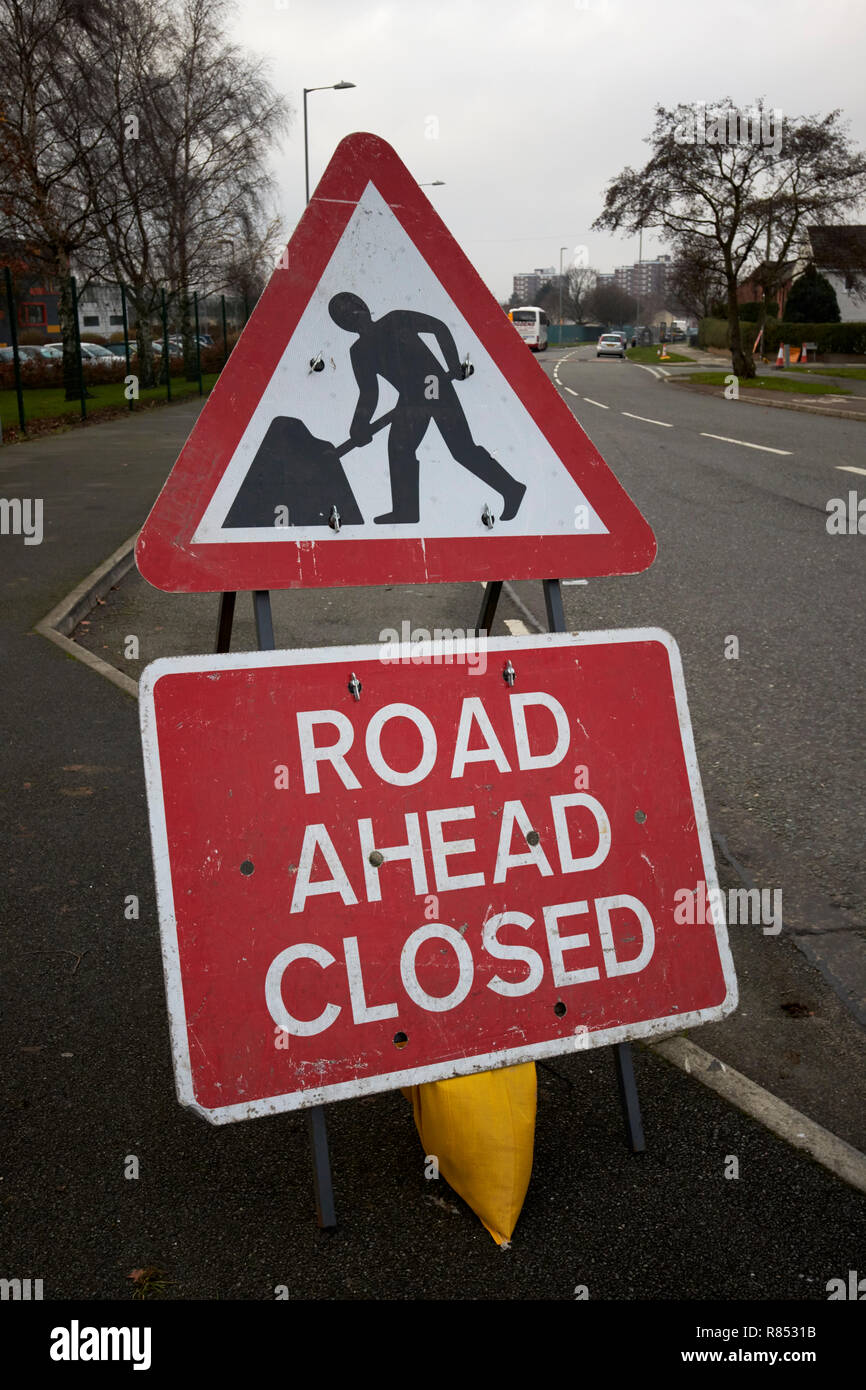 Straße vor geschlossenen Baustellen Zeichen in einem Wohngebiet merseyside England Großbritannien Stockfoto