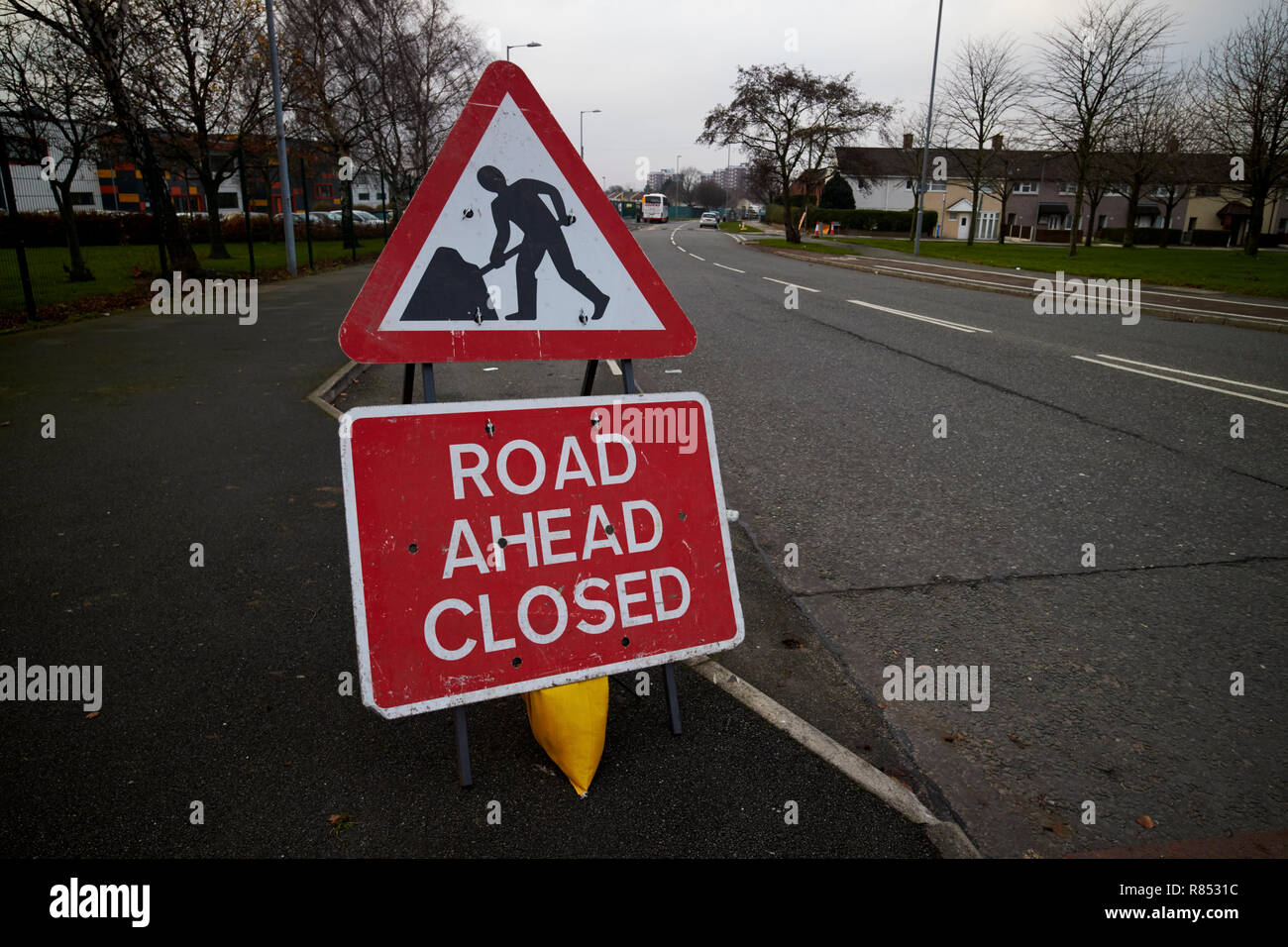 Straße vor geschlossenen Baustellen Zeichen in einem Wohngebiet merseyside England Großbritannien Stockfoto