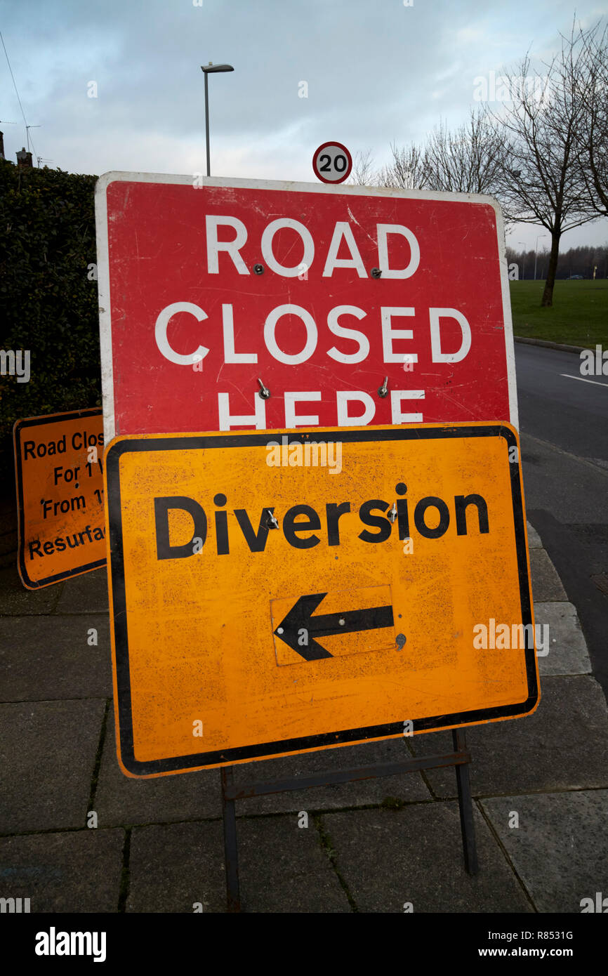 Straße geschlossen ihr und gelbe Abzweigung Zeichen in einem Wohngebiet merseyside England Großbritannien Stockfoto