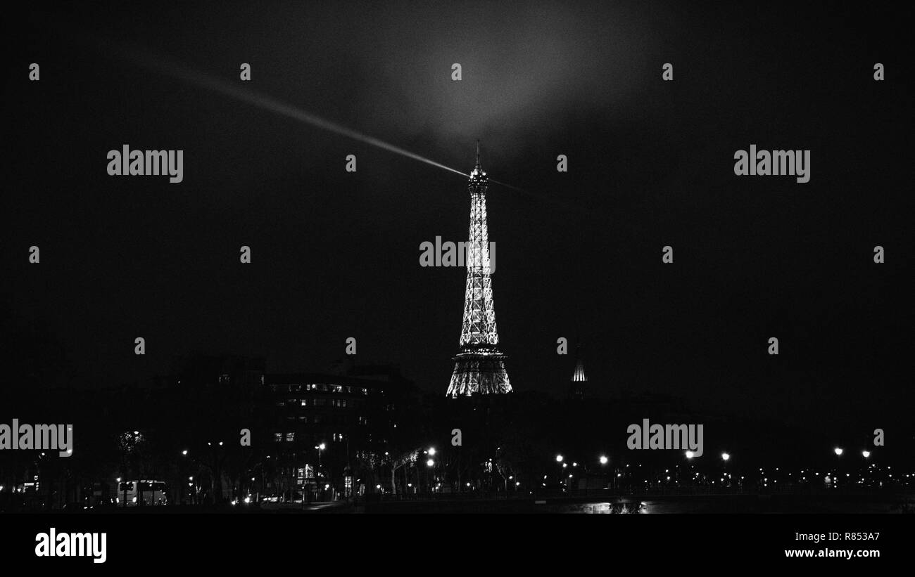 Paris, Frankreich - Dez 2, 2018: beleuchteten Eiffelturm bei Nacht in Schwarzweiß Stockfoto