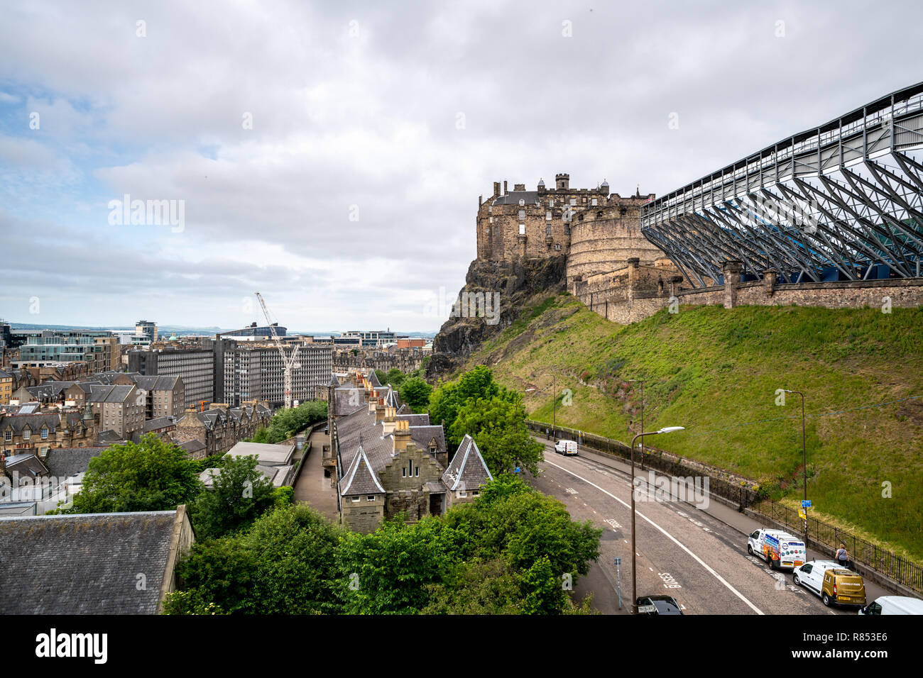 Die berühmten Edinburgh Castle beruht auf Kaste Rock, wo er saß mit Blick auf die Stadt seit Jahrhunderten, Schottland, Großbritannien hat. Stockfoto