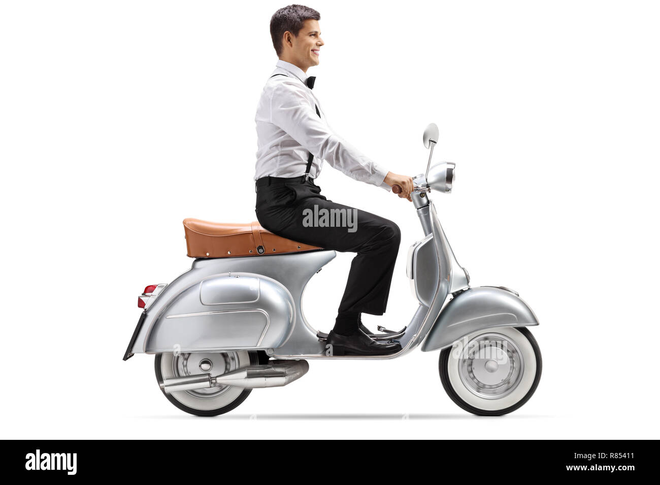 Volle Länge geschossen von einem jungen Mann in Smart Clothes reiten ein Vintage scooter auf weißem Hintergrund Stockfoto