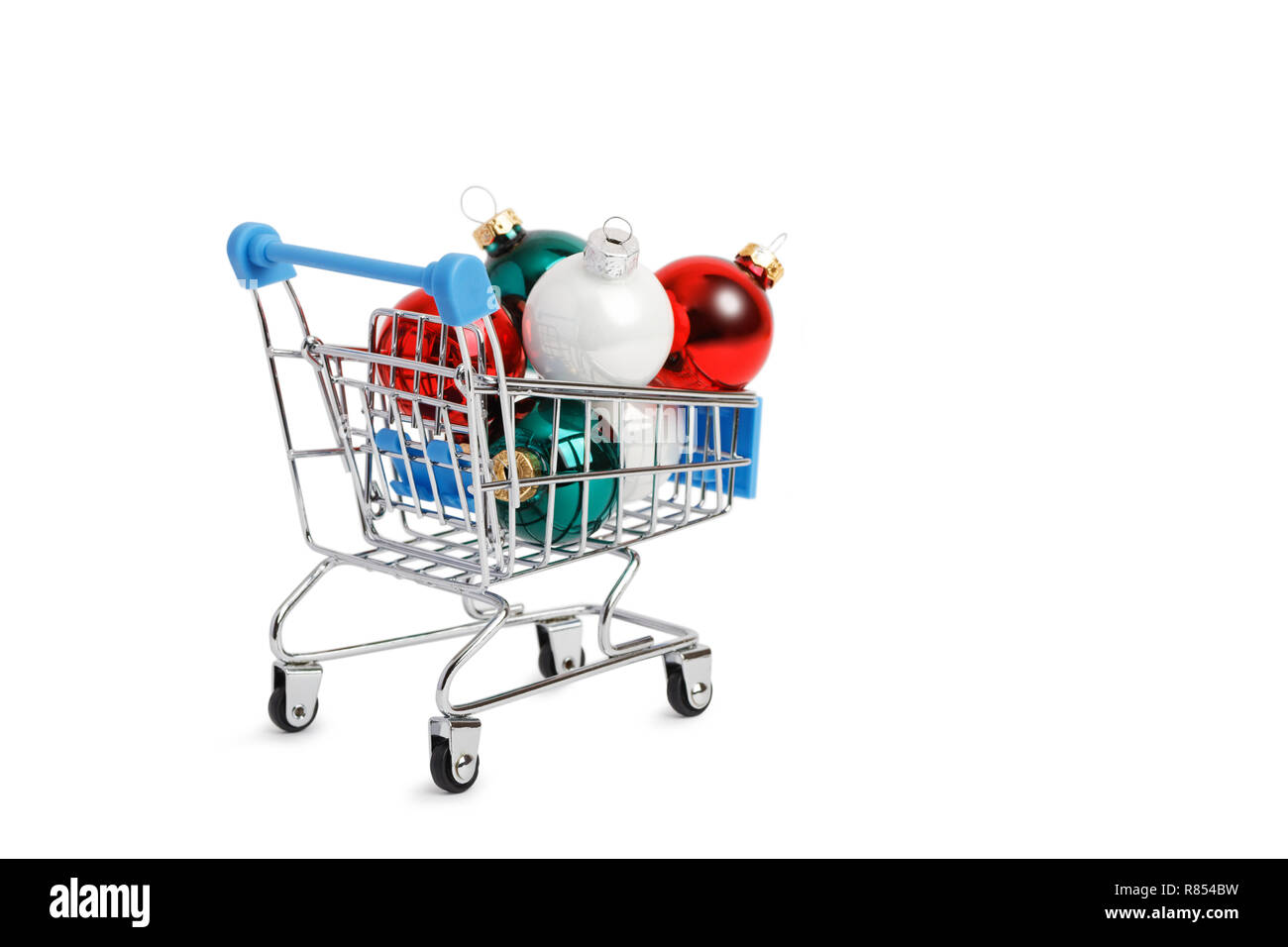 Supermarkt Einkaufswagen mit bunten Weihnachtskugeln isoliert auf Weiss. Copyspace. Stockfoto