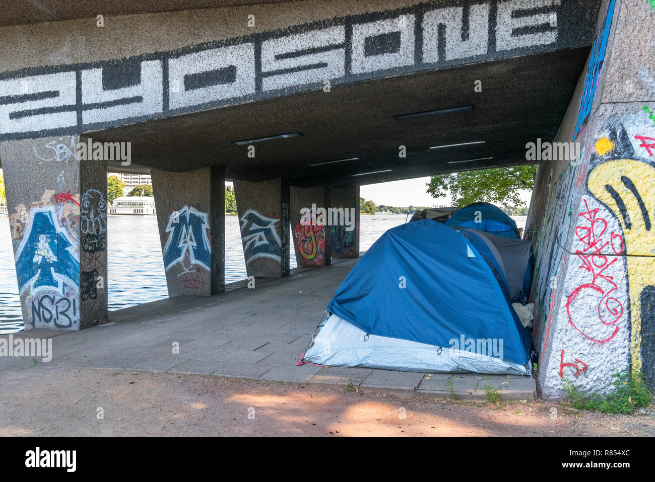 Zelte von Obdachlosen unter der Kennedybrücke von der Außenalster (Außenalster), Hamburg, Deutschland Stockfoto