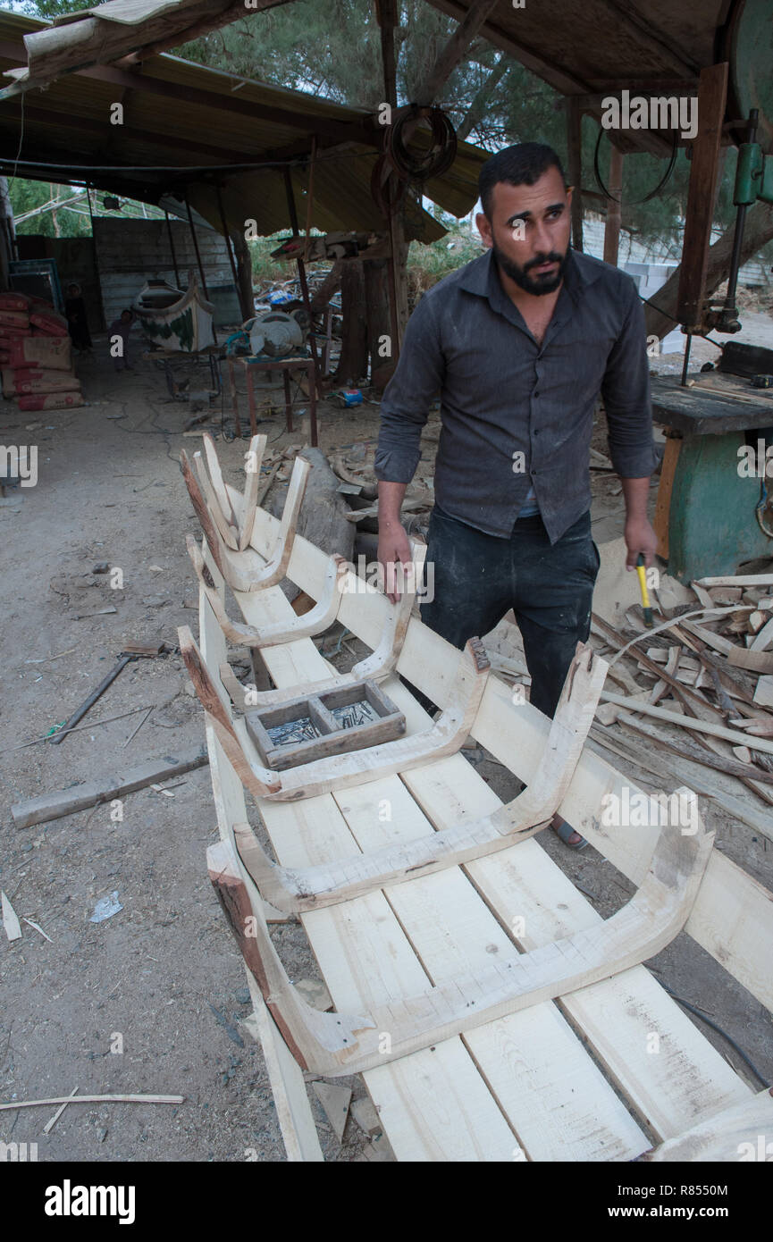 Traditioneller Bootsbau in Al-Chibayish im Südlichen Sümpfe des Irak Stockfoto
