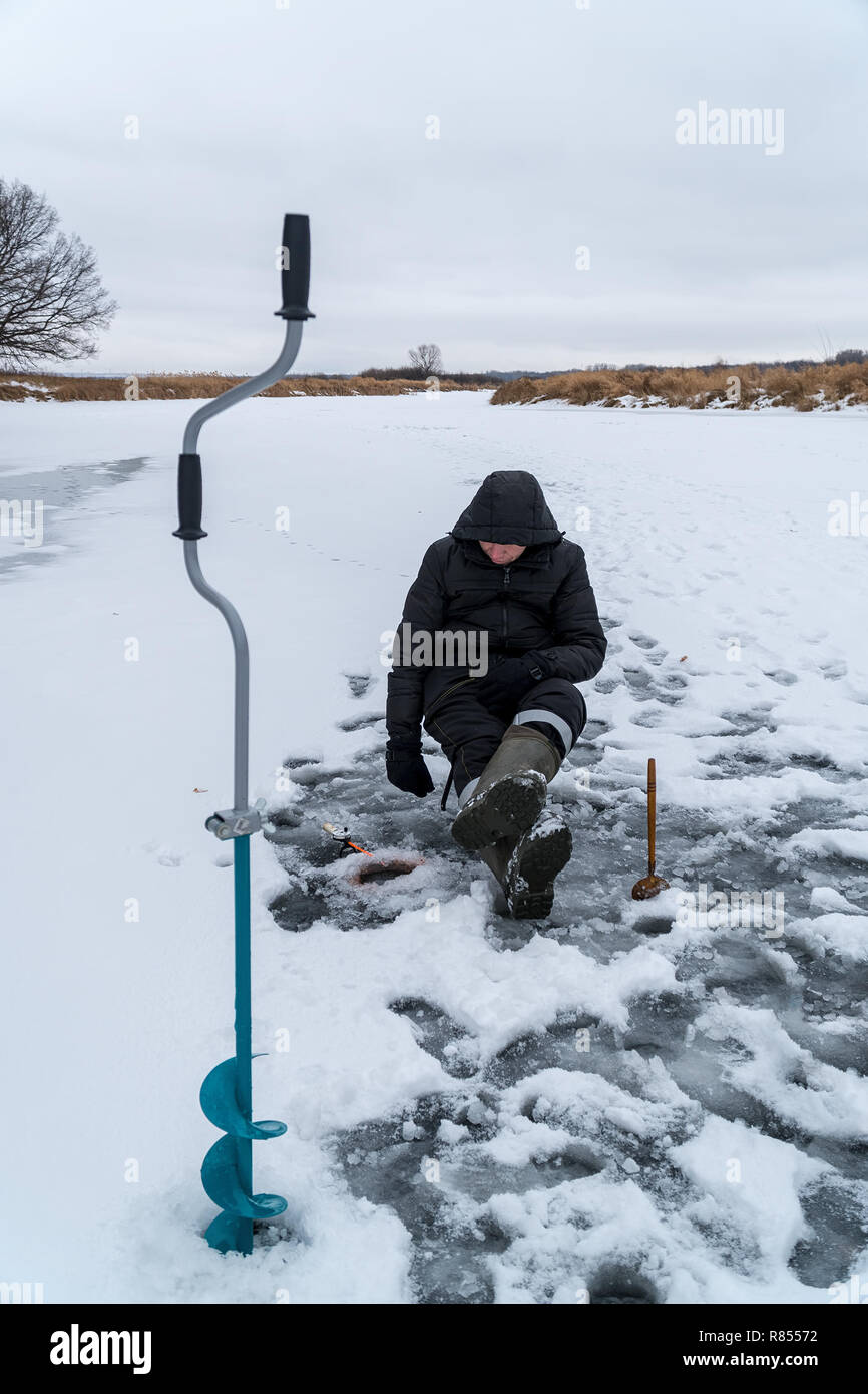 Fischer Fangt Einen Fisch Im Winter Angeln Stockfoto Bild