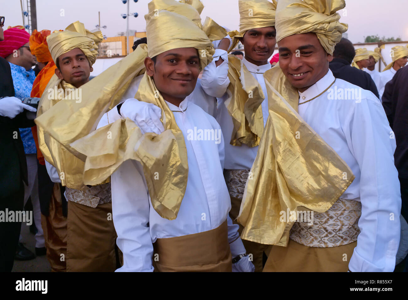 Festlich gekleidete Kellner während der Hochzeit feiern, die in den wohlhabenden Marwari hinduistischen Gemeinschaft in Mumbai, Indien Stockfoto