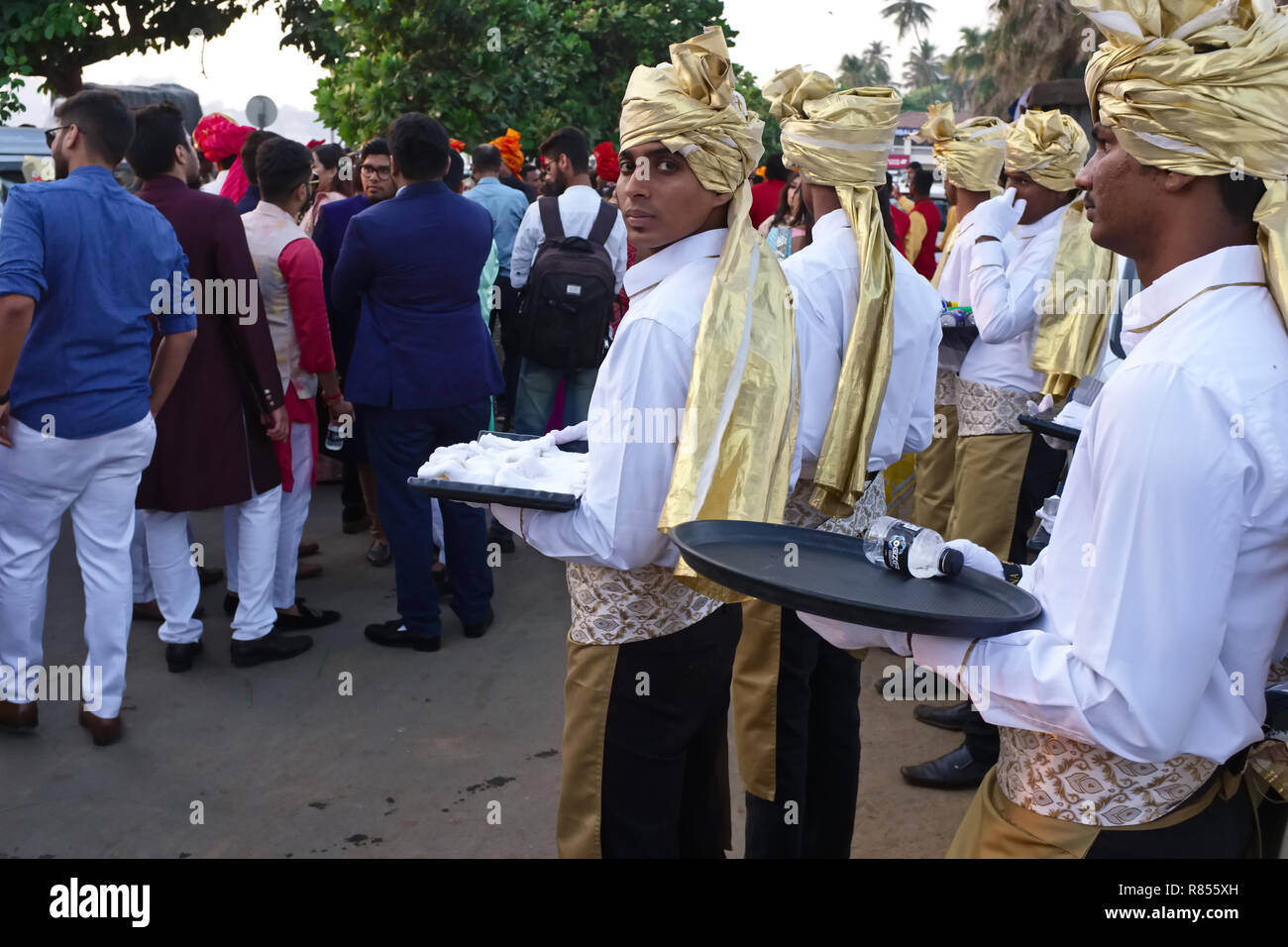 Festlich gekleidete Kellner während der Hochzeit feiern, die in den wohlhabenden Marwari hinduistischen Gemeinschaft in Mumbai, Indien Stockfoto