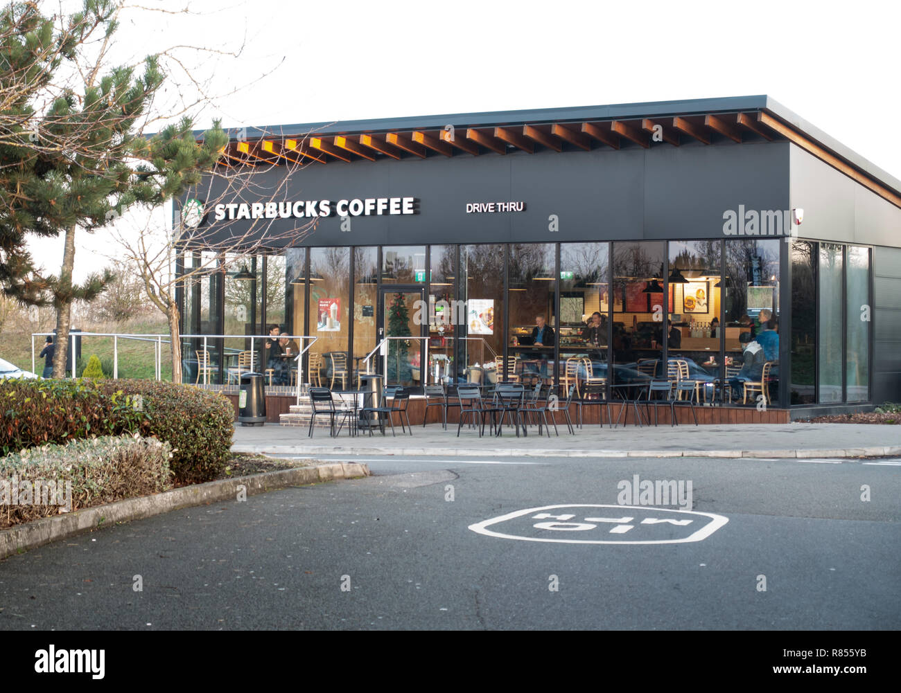 Oxford M40 Autobahn eine Tankstelle mit Starbuck Drive Thru Pizza Express und Days Inn Hotel Stockfoto