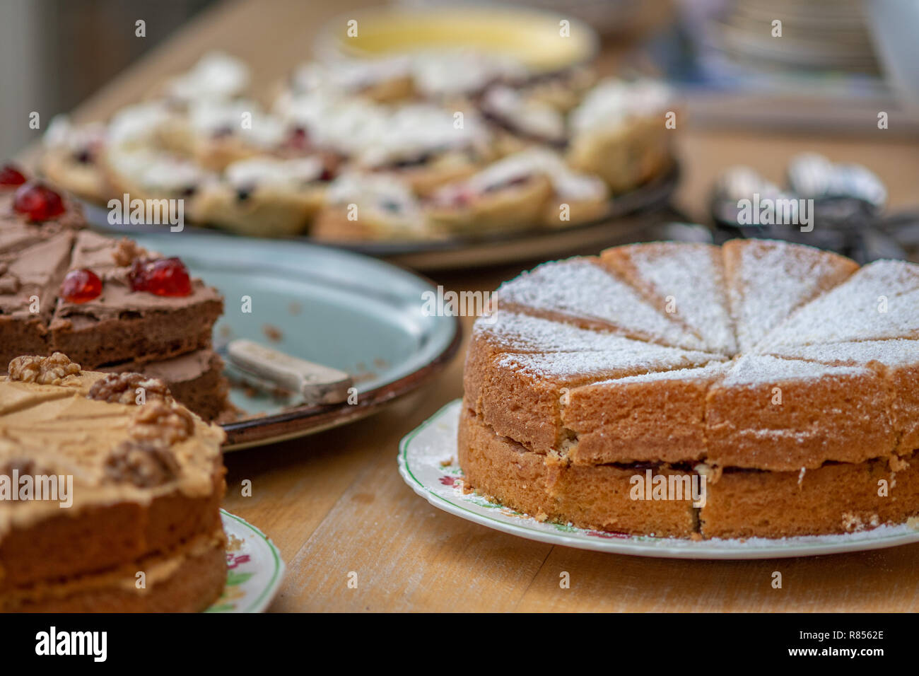 Eine Auswahl an Kuchen mit Kaffee zum Tee, Richmond, Yorkshire, Großbritannien Stockfoto