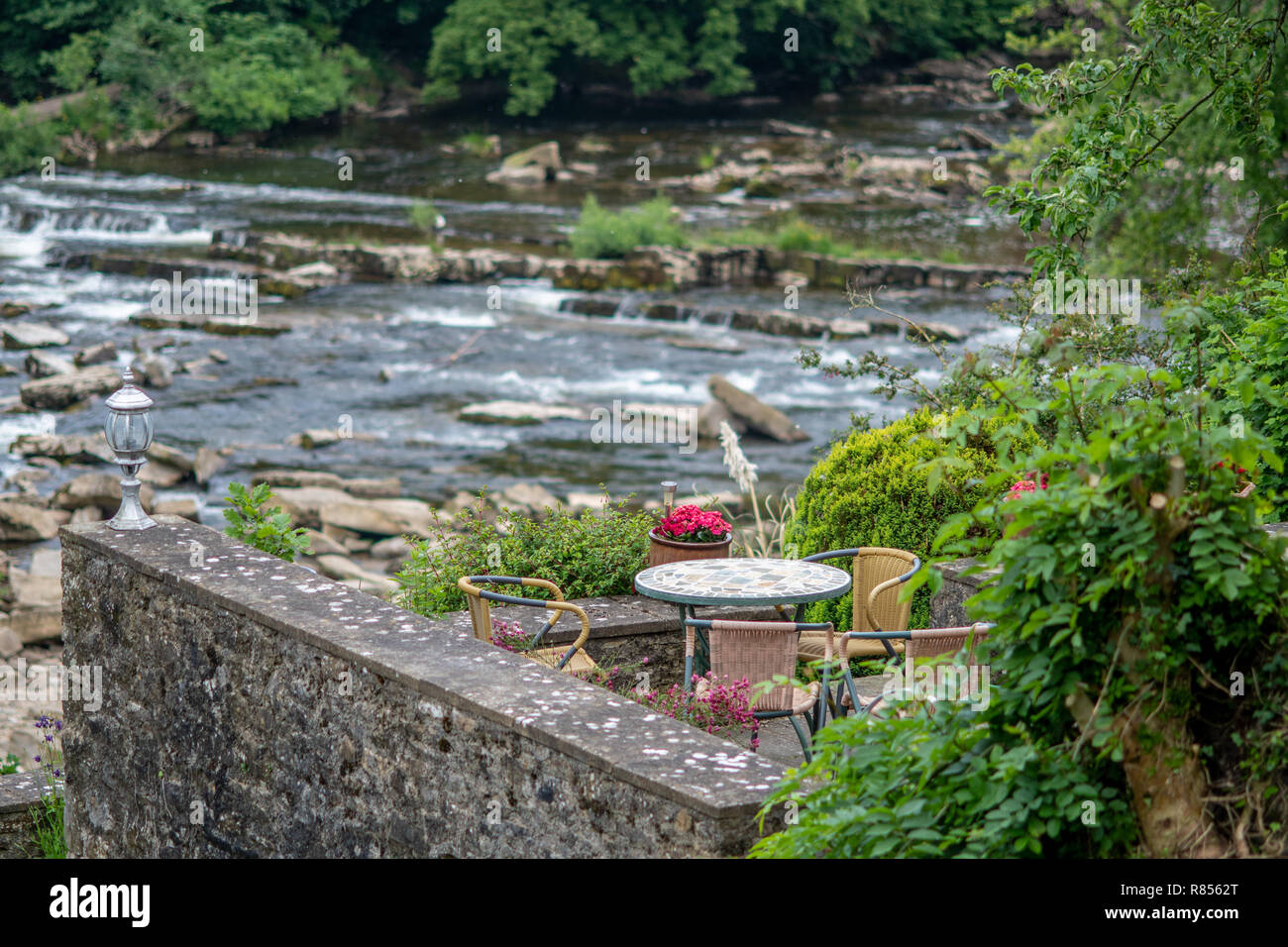 Ein ruhiger Fluss blicken dient als ein idealer Ort für schöne Sitzgelegenheiten im Freien, Richmond, Yorkshire, Großbritannien Stockfoto