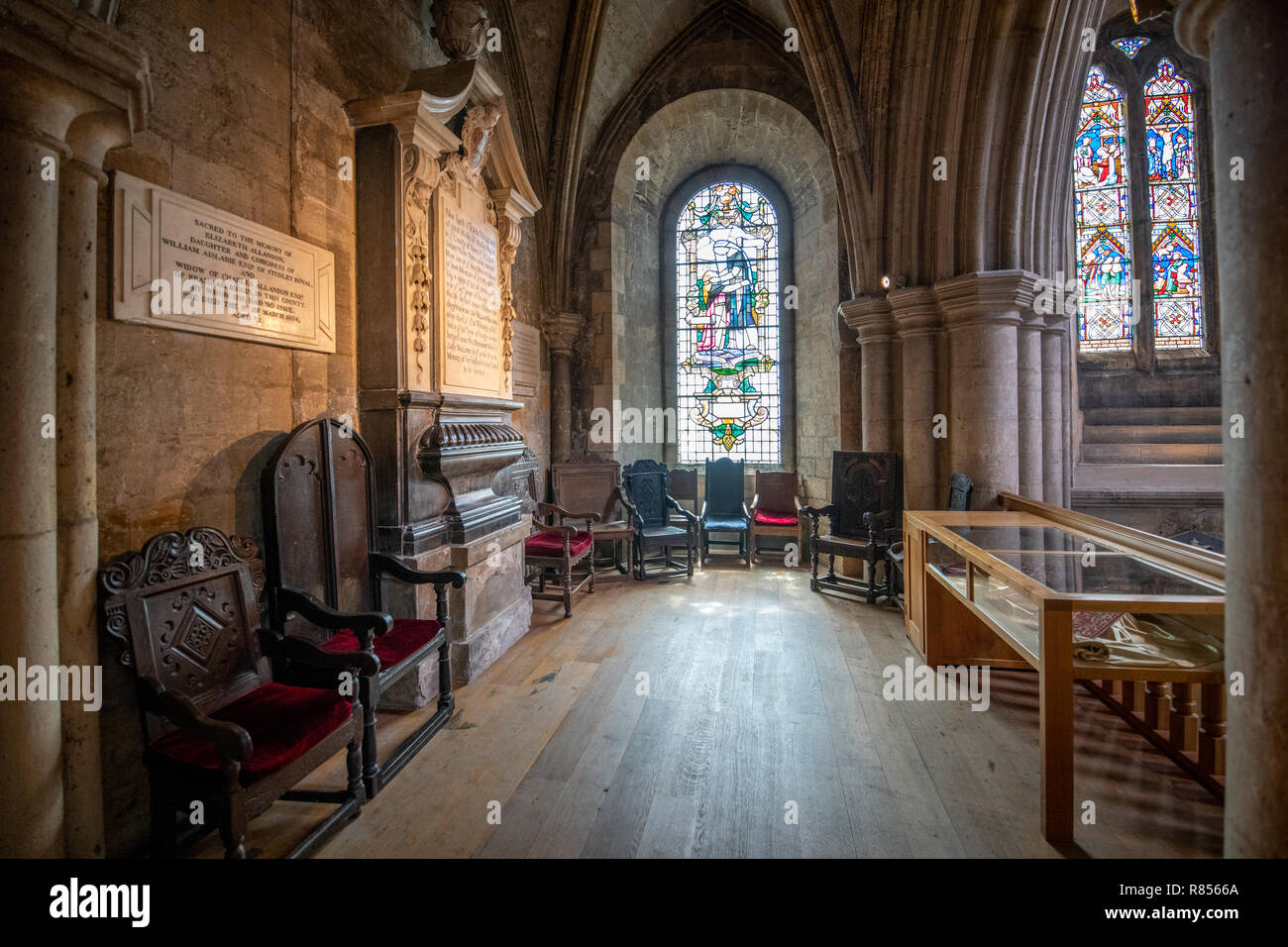 Eine Reihe von Stühlen und historischen Artefakten liegen in einer ruhigen Ecke verstaut, Ripon Cathedral, Yorkshire, Großbritannien Stockfoto