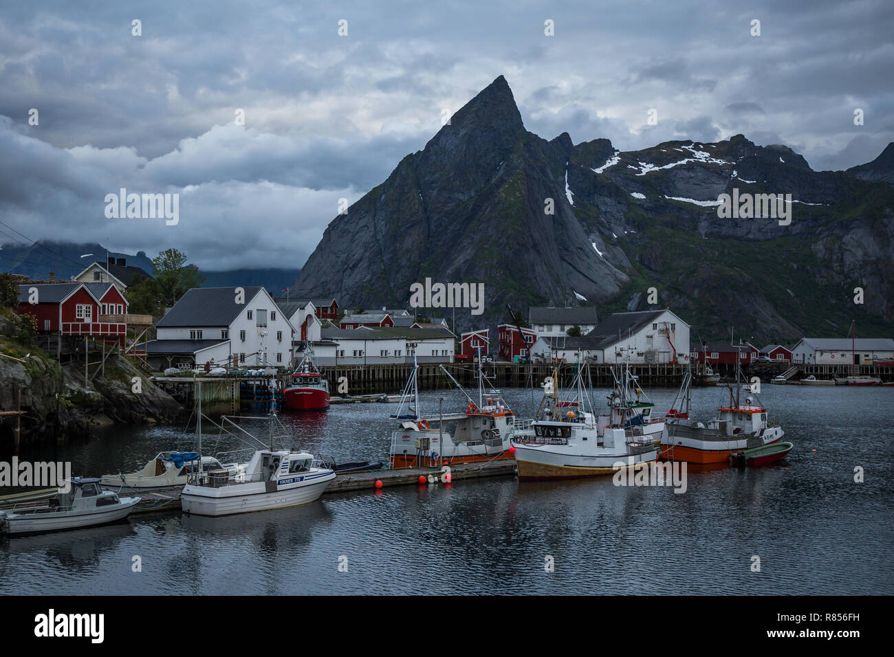 Reine Dorf auf den Lofoten im frühen Morgenlicht. Traditionelles Fischerdorf in Norwegen. Stockfoto