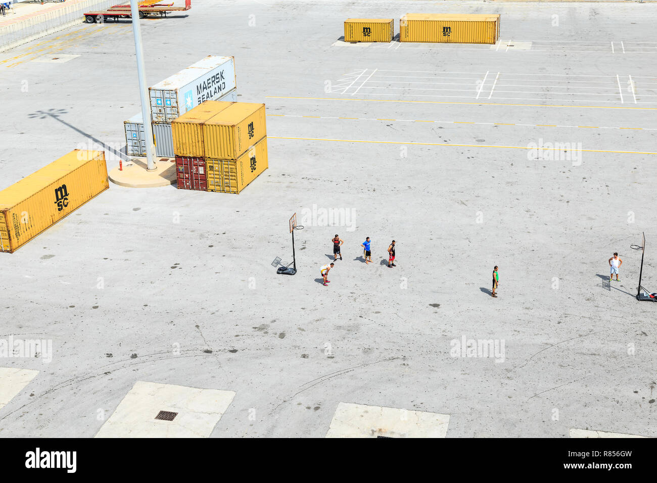 Kreuzfahrtschiff Arbeitnehmer spielen Basketball, Heraklion, Kreta Stockfoto