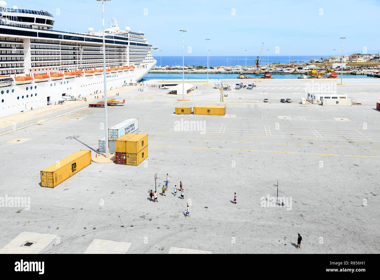 Kreuzfahrtschiff Arbeitnehmer spielen Basketball, Heraklion, Kreta Stockfoto