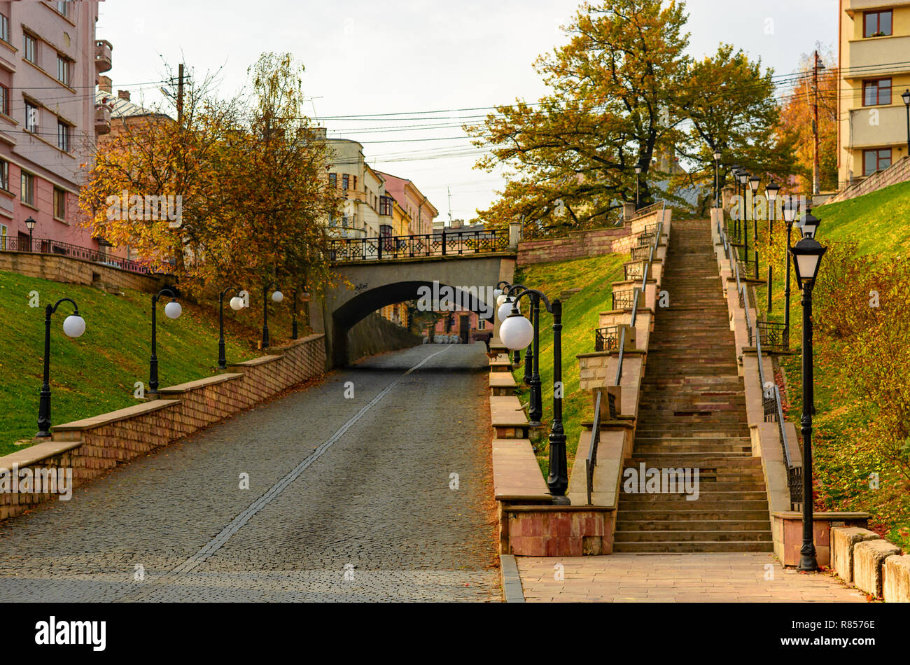 Czernowitz, Ukraine. Türkische Square. Teuer das Kopfsteinpflaster und die Brücke über den Türkischen Straße. Architektur in der Altstadt Czernowitz. Western Stockfoto