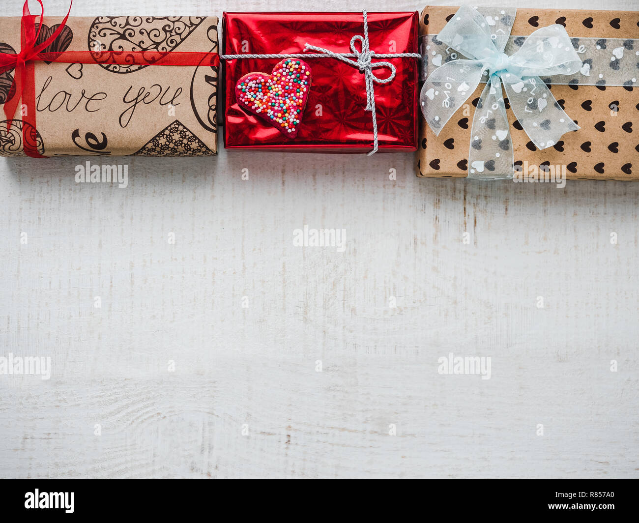 Postkarte für die süßen Worte der Liebe und des hellen Geschenkboxen auf eine weiße, Holztisch. Nahaufnahme, flach. Herzlichen Glückwunsch an Freunde, Familie, Freunde, Colle Stockfoto