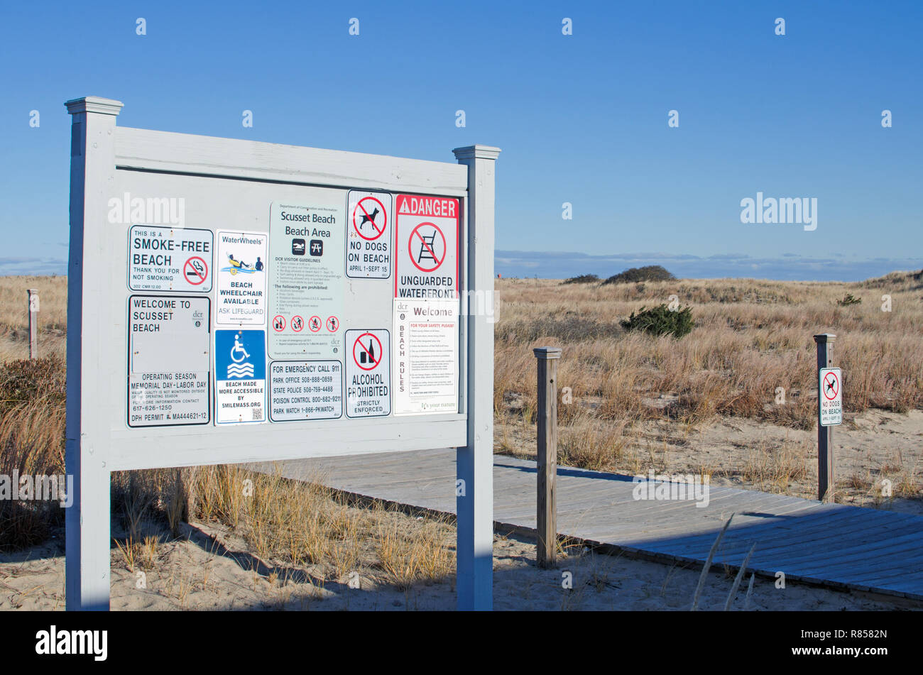 Schilder mit Regeln und Vorschriften am Eingang der Scusset Beach, Cape Cod im Sagamore, Bourne, Massachusetts, USA Stockfoto