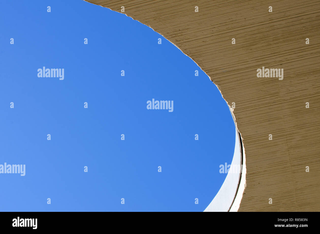 Konzeptionelle Architektur Detail einer open air Betongebäude Oberlicht kontrastierenden mit klaren tiefblauen Himmel Stockfoto