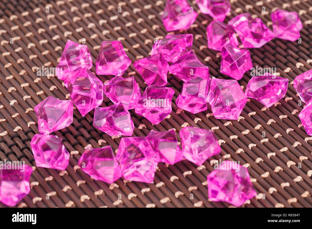 Rosa Kunststoff Steine auf Bambus Hintergrund. Stockfoto