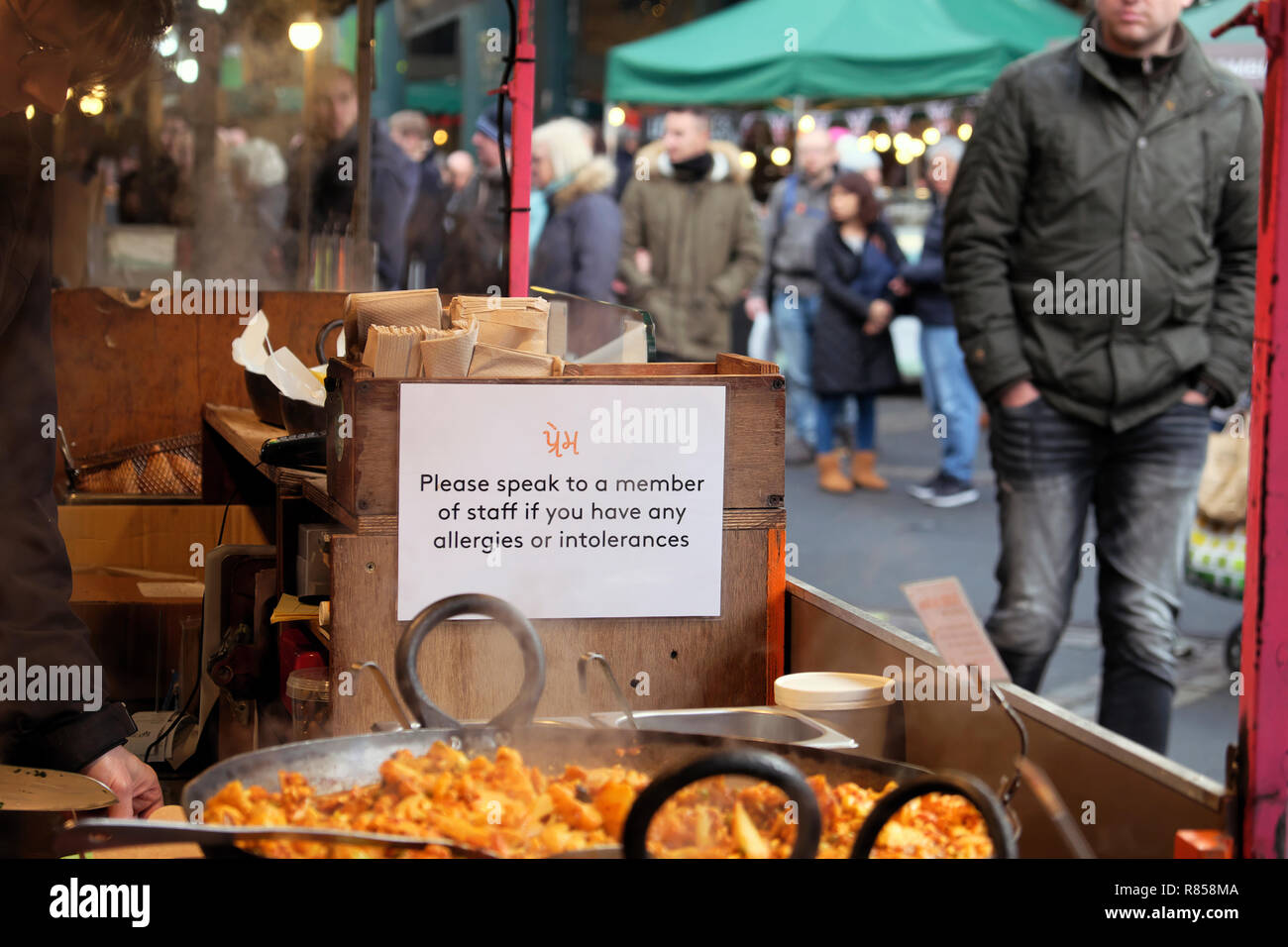Allergien und Nahrungsunverträglichkeiten Hinweis auf einem abschaltdruck am Borough Market Weihnachten Essen in London England UK KATHY DEWITT Stockfoto