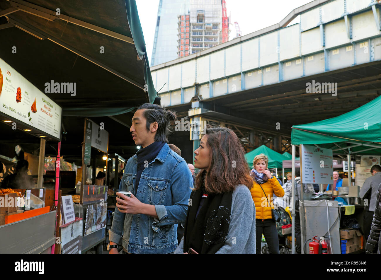 Ein junges Paar einen Essen am Borough Market in London England UK KATHY DEWITT Abschaltdruck Stockfoto