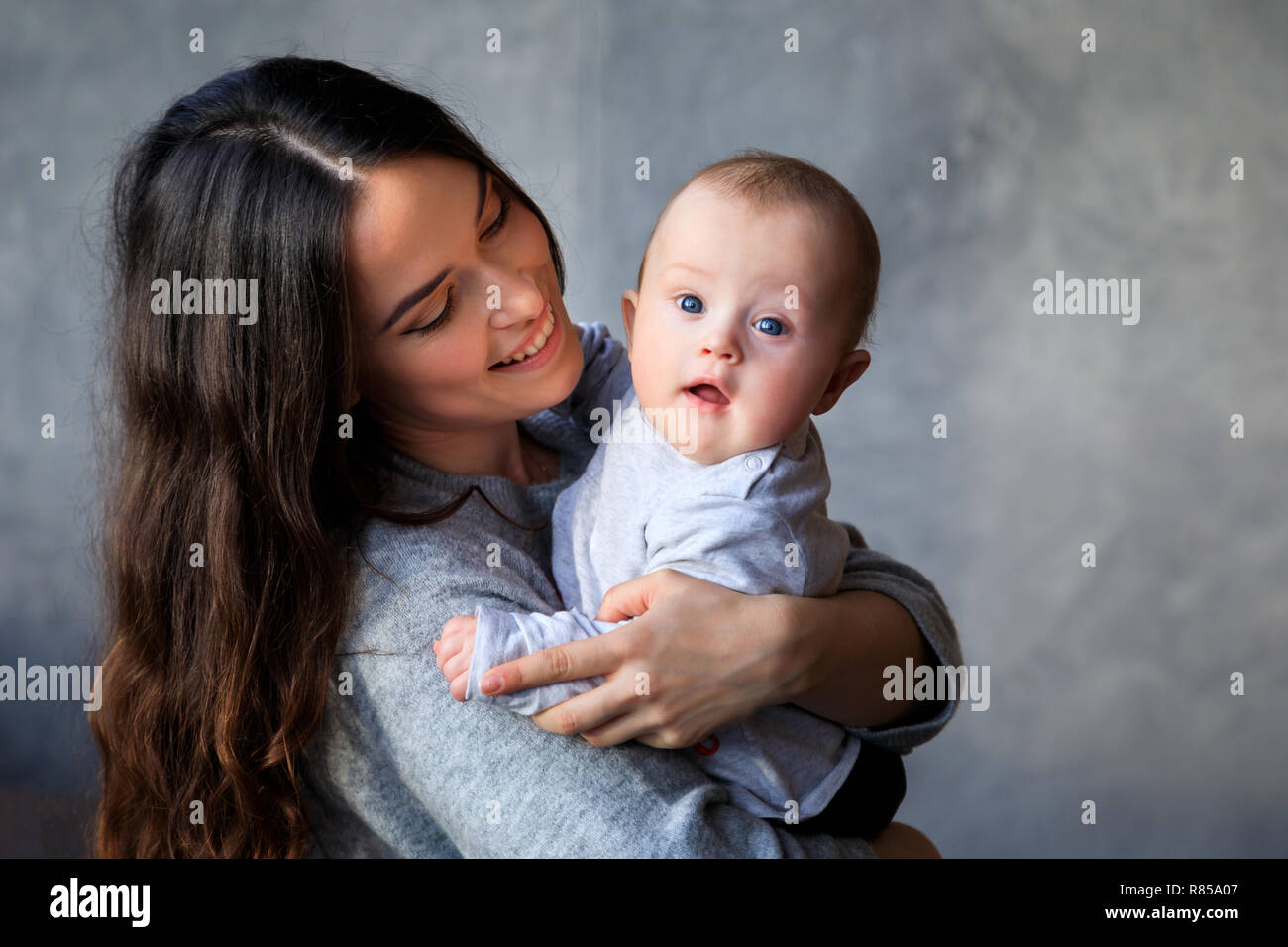 Schöne junge Mutter mit ihrem kleinen Sohn Stockfoto