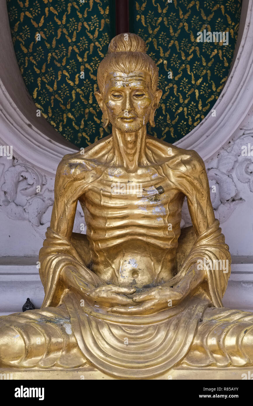 Eine Statue von Buddha Meditation während seiner selbst auferlegten Hungersnot, bei der großen Stupa von Phra Pathom Chedi, Nakhon Pathom, Thailand Stockfoto