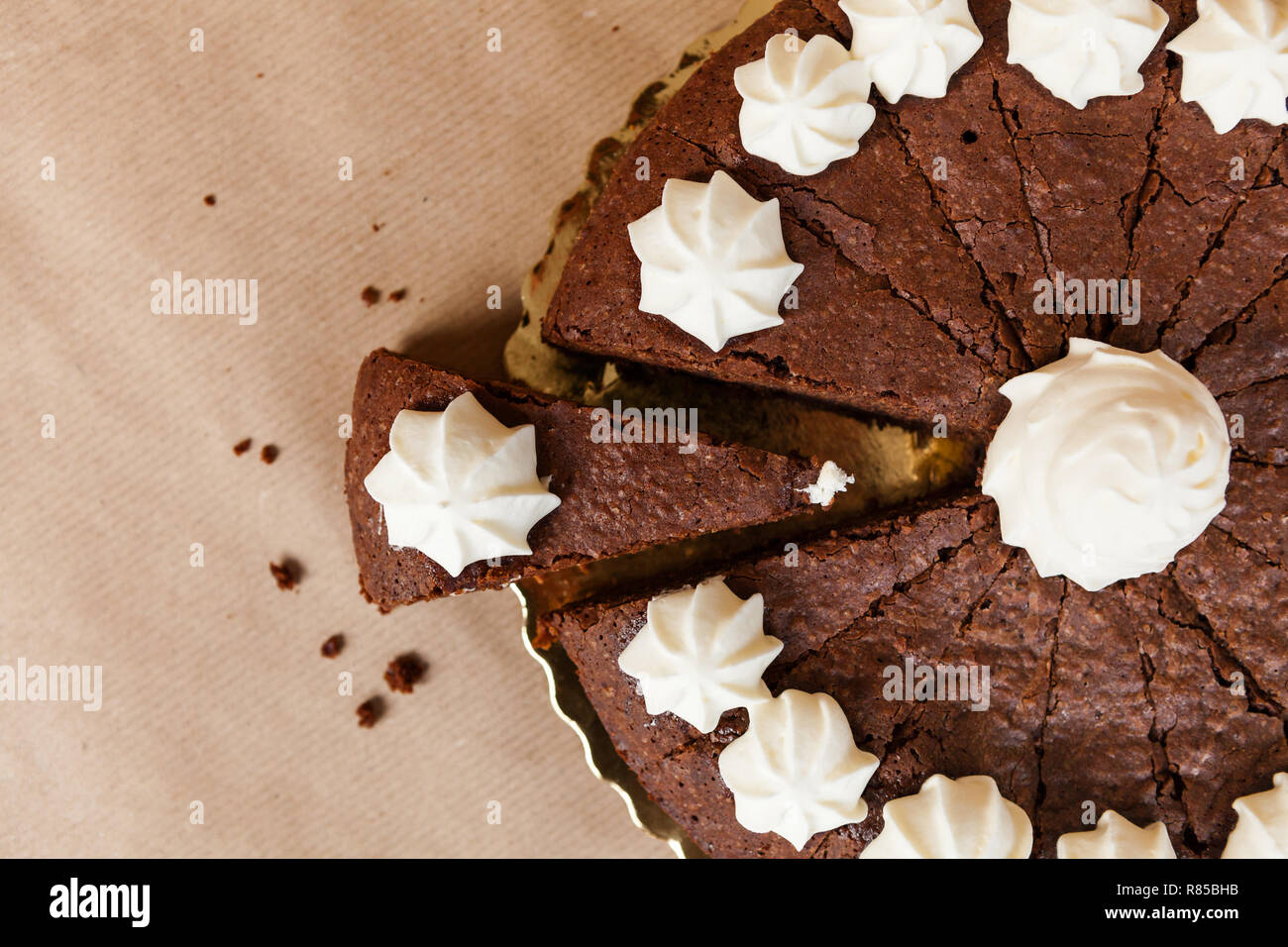 Gewöhnliche brownie Kuchen schneiden mit einem Stück erweitert und Platz kopieren auf der linken Seite auf Braun eco-Papier Stockfoto