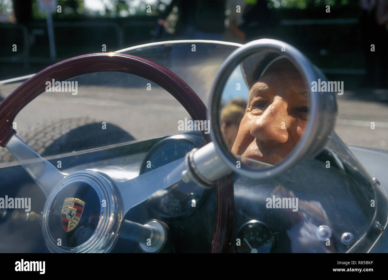 Stirling Moss am Steuer des Porsche GP Auto am Goodwood Festival der Geschwindigkeit 1996 Stockfoto